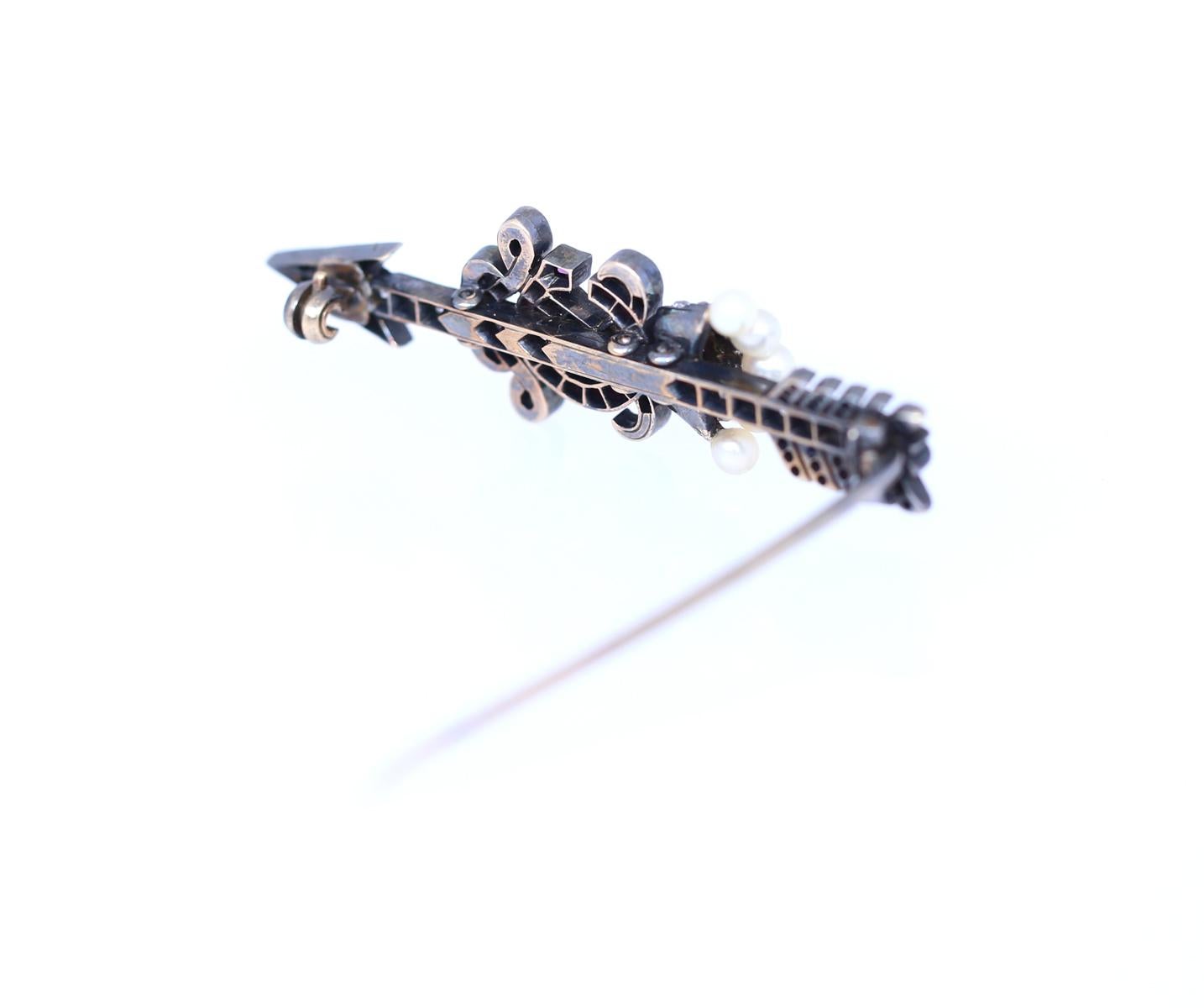 Broche victorienne Arrow Crown Rubis Diamants Perles Or Lettres C X, 1900 en vente 5