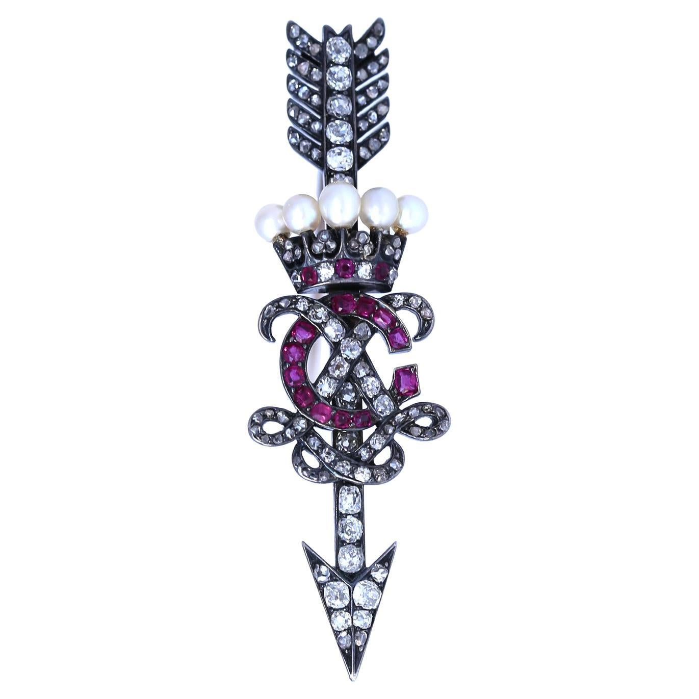 Broche victorienne Arrow Crown Rubis Diamants Perles Or Lettres C X, 1900 en vente