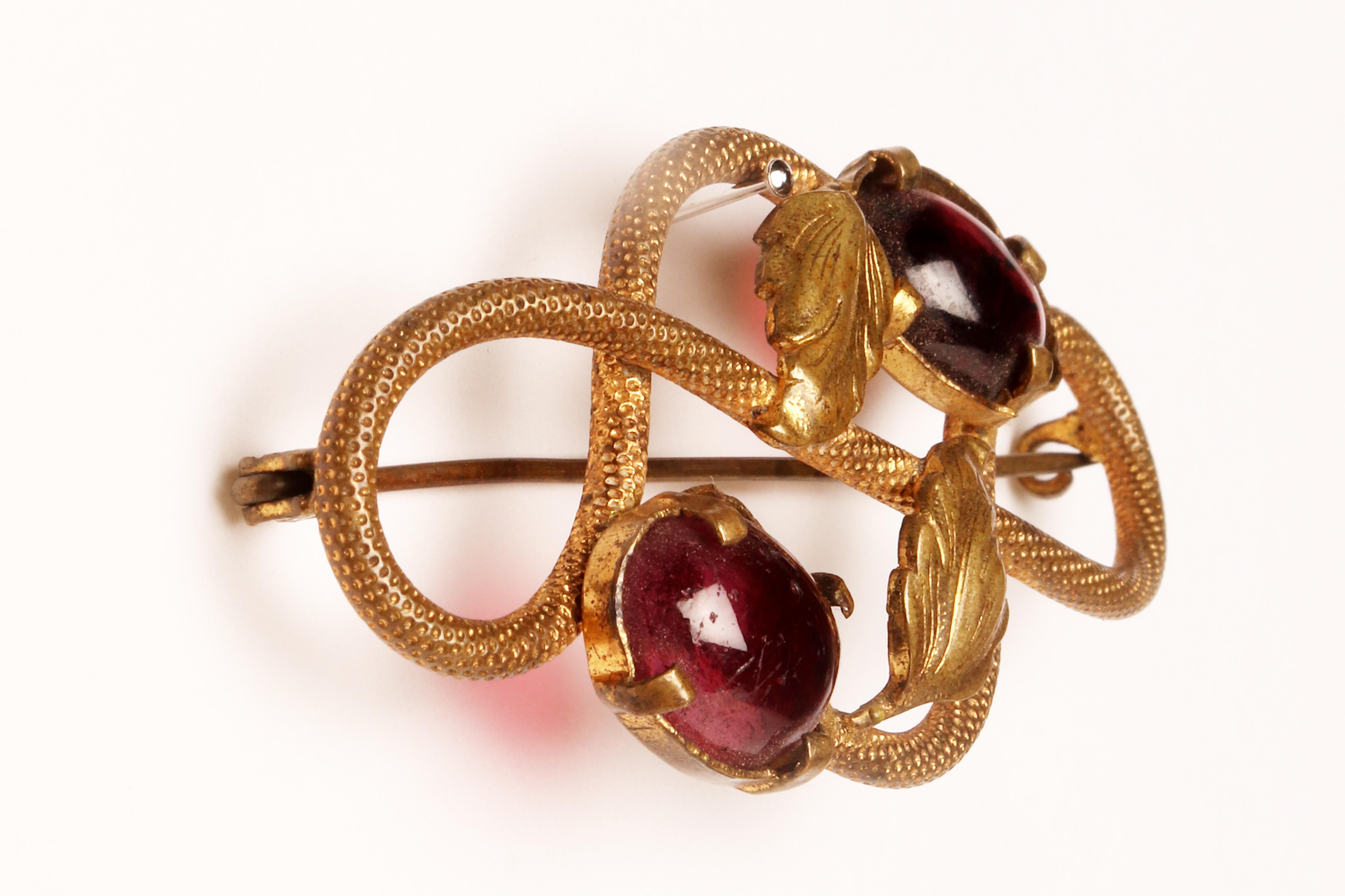 Austrian Victorian brooch in gold and garnets, Austria 1870. For Sale