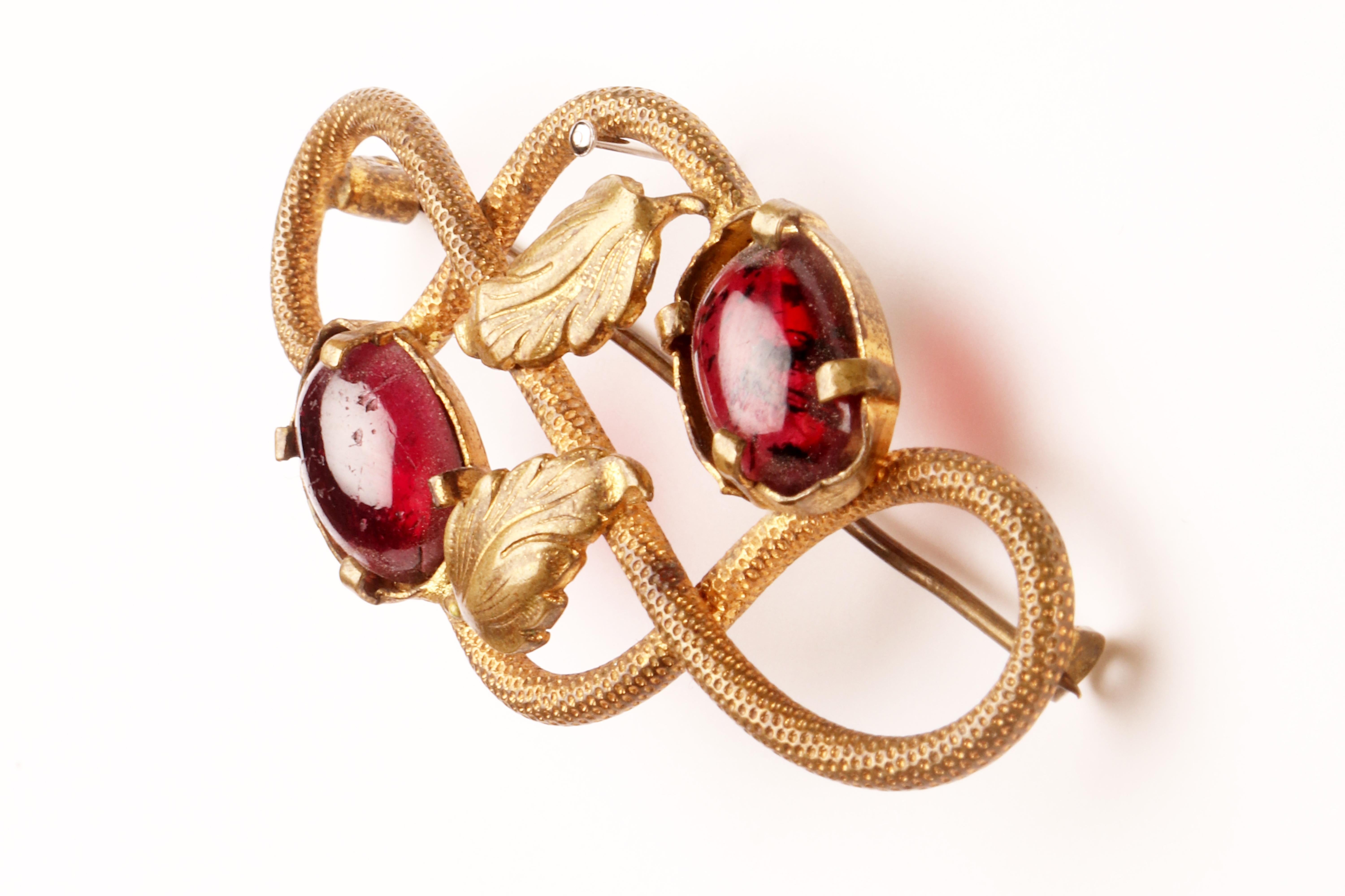 Victorian brooch in gold and garnets, Austria 1870. In Good Condition For Sale In Milan, IT