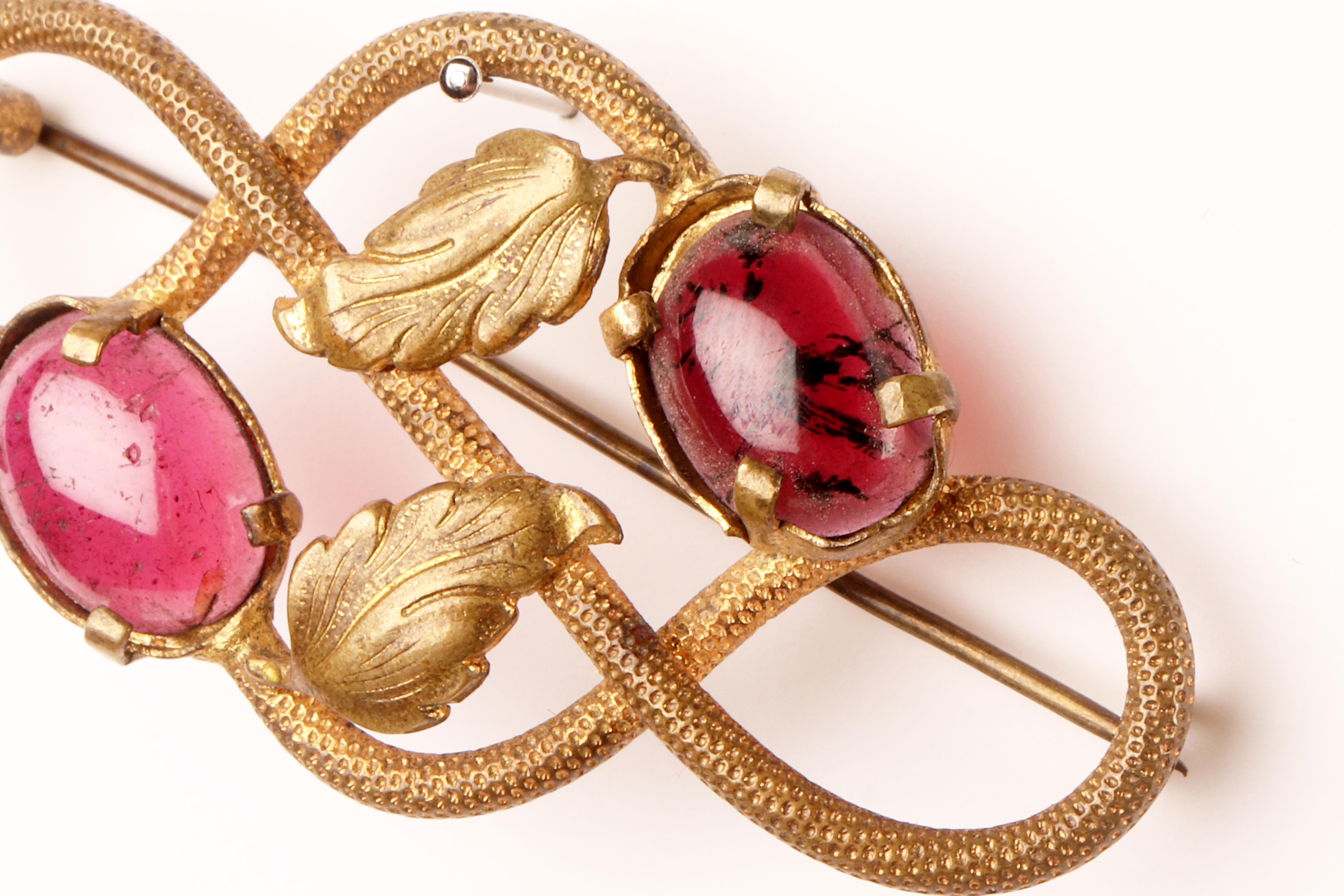 Gold Victorian brooch in gold and garnets, Austria 1870. For Sale