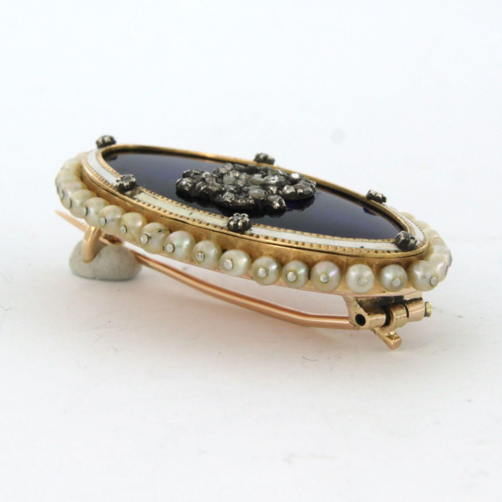 Brosche aus 14 Karat Gelbgold mit Silber, verziert mit Emaille, Perlen und rosa Diamanten bis zu 0,10ct - G/H - SI

detaillierte Beschreibung:

die Größe der Brosche ist 3,8 cm lang und 2,2 cm breit

Gewicht 8,8 Gramm

gesetzt mit

- 36 x 1,5 mm