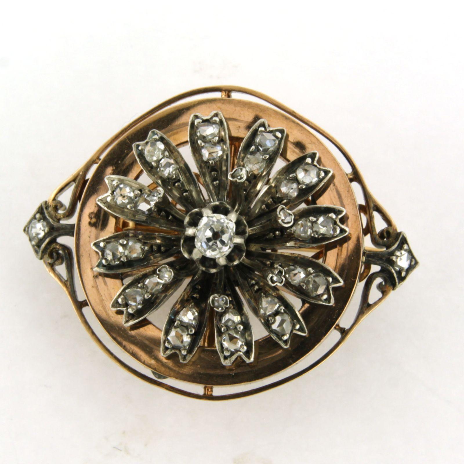 Viktorianische Brosche aus 18 Karat Roségold und Silber mit Diamanten im Minen- und Rosenschliff (bis zu 0,60ct) - G/H - SI 

detaillierte Beschreibung:

die Größe der Brosche ist 3,3 cm lang und 2,6 cm breit

Gewicht 8,9 Gramm

gesetzt mit

- 15 x