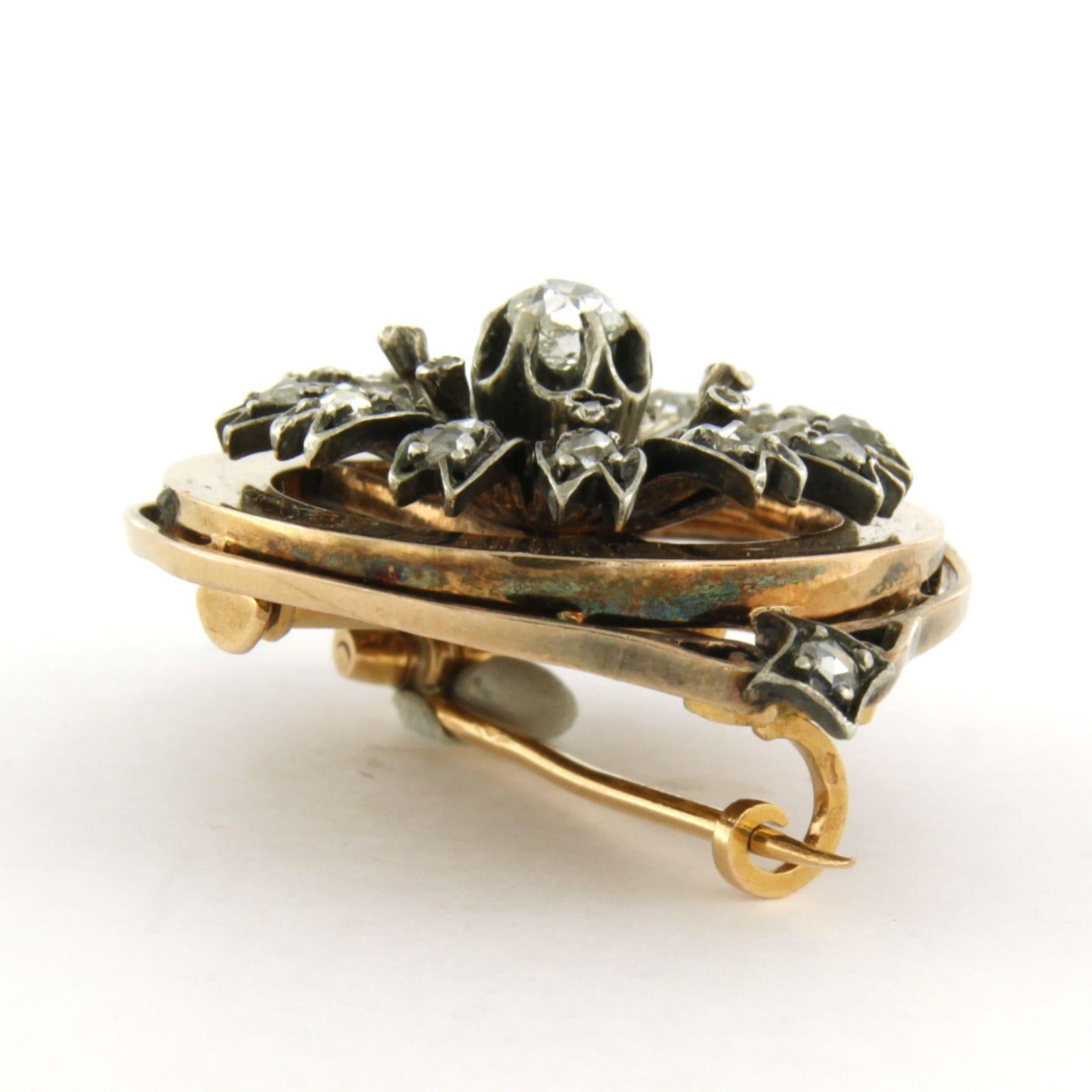 Viktorianische Brosche aus 18 Karat Gold und Silber mit Diamanten im Rosenschliff aus alten Minenschliff (Frühviktorianisch) im Angebot
