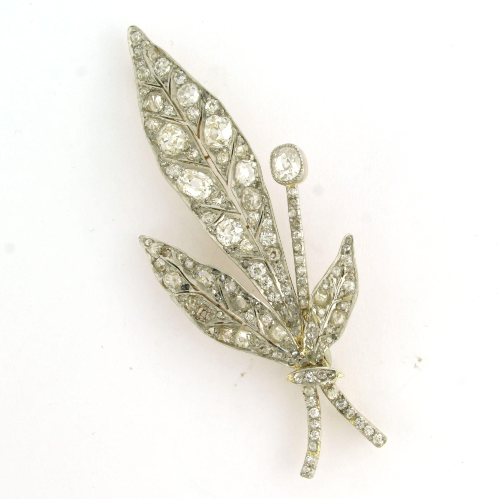 Broche victoriano de oro y plata de 14k engastado con diamantes talla mina antigua de hasta 6,00 ct - G/H - VS/SI

Descripción detallada:

El broche mide 7,4 cm de largo y 2,9 cm de ancho

Peso: 15.4 gramos

Juego con

- 126 diamantes talla antigua
