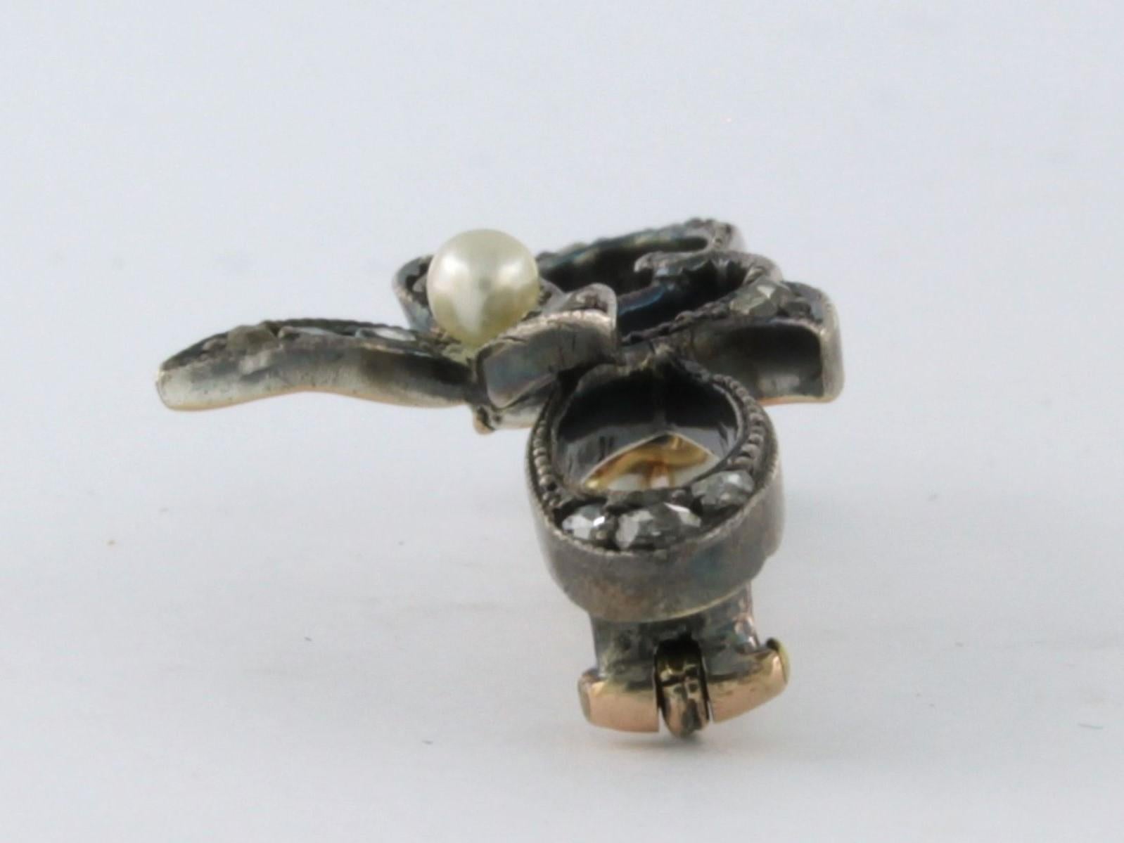 Early Victorian Victorian brooch with pearl and rose cut diamonds 18k gold and silver 4.2 grams For Sale
