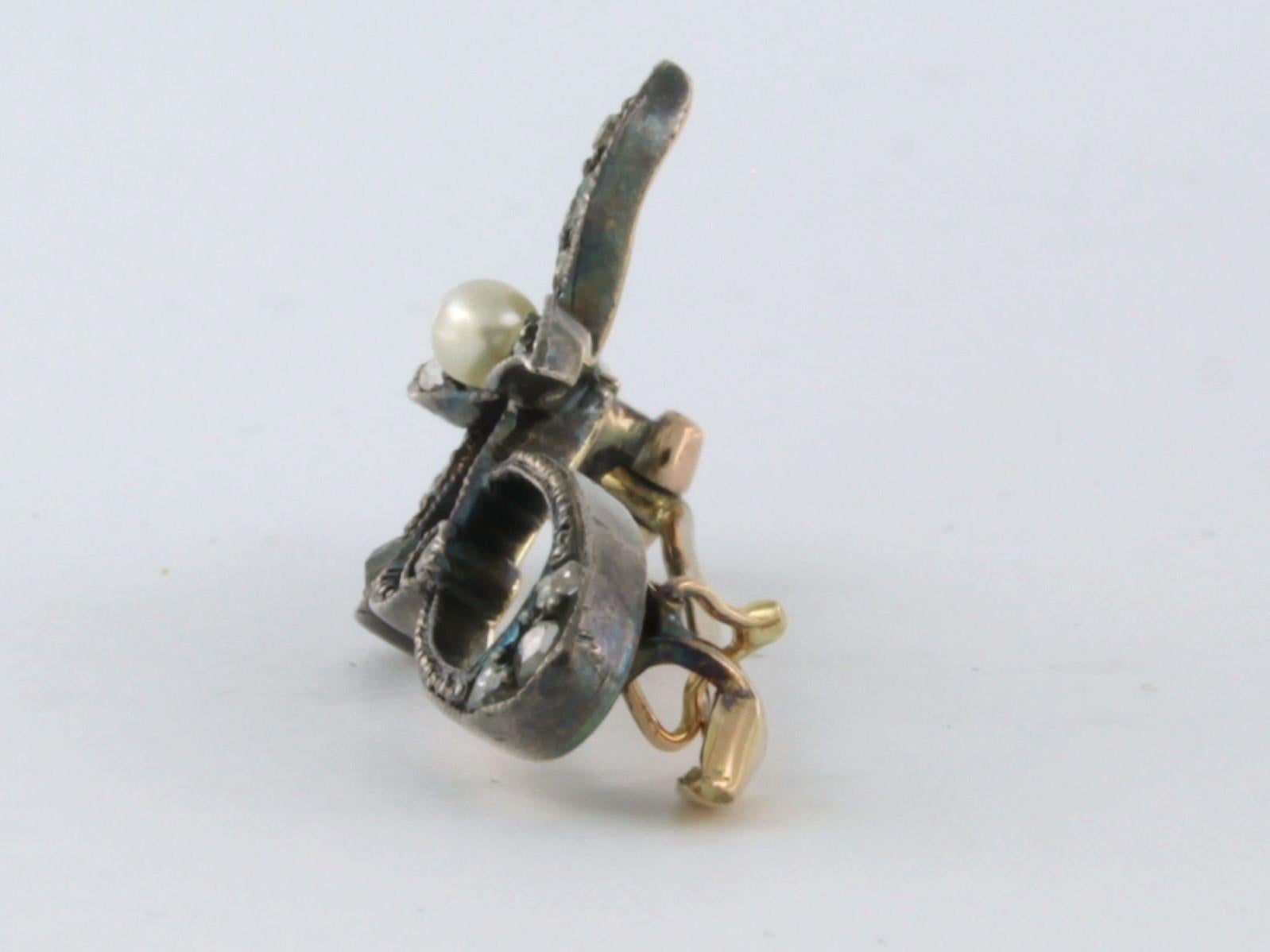 Victorian brooch with pearl and rose cut diamonds 18k gold and silver 4.2 grams In Excellent Condition For Sale In The Hague, ZH