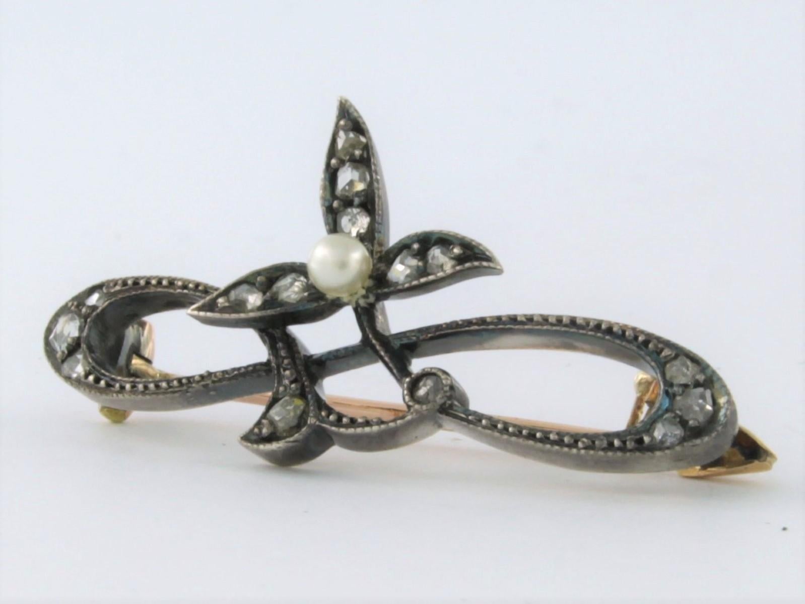 Women's Victorian brooch with pearl and rose cut diamonds 18k gold and silver 4.2 grams For Sale