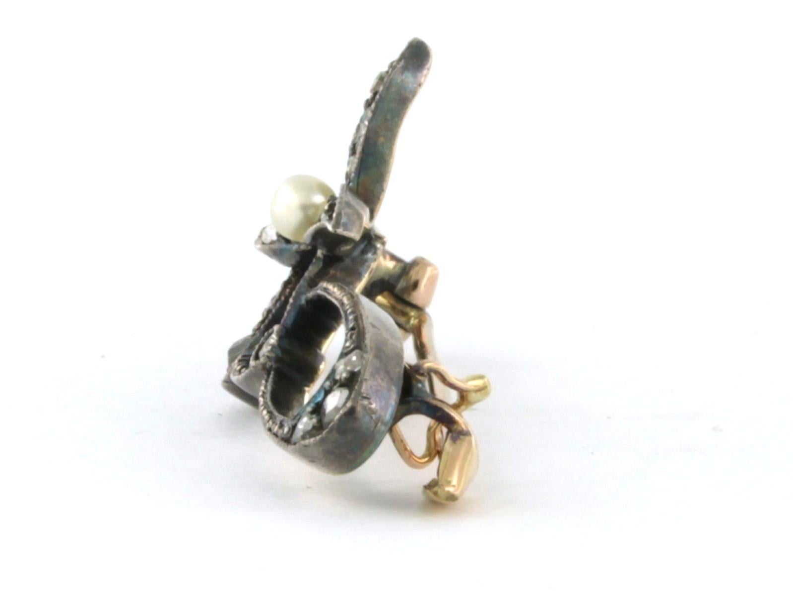 Victorian brooch with pearl and rose cut diamonds 18k gold and silver In Excellent Condition For Sale In The Hague, ZH