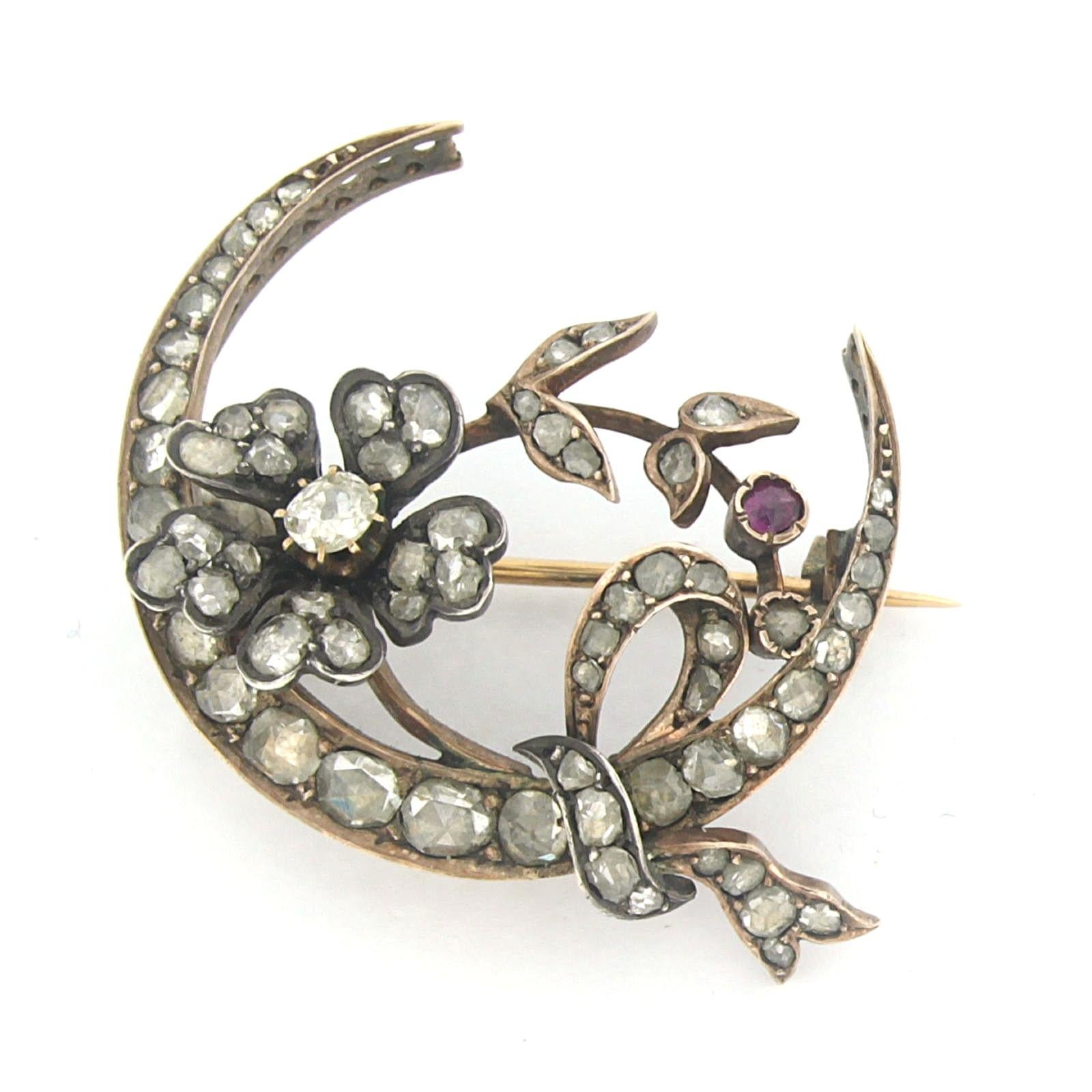 14k red gold brooch with ruby ​​and rose and old mine cut diamond 1.00 ct

Detailed description

the brooch is 3.1 cm high and 2.8 cm wide

total weight: 9.0 grams

set with:

- 1 x 2.4 mm round facet cut heated ruby

color: red
clarity: