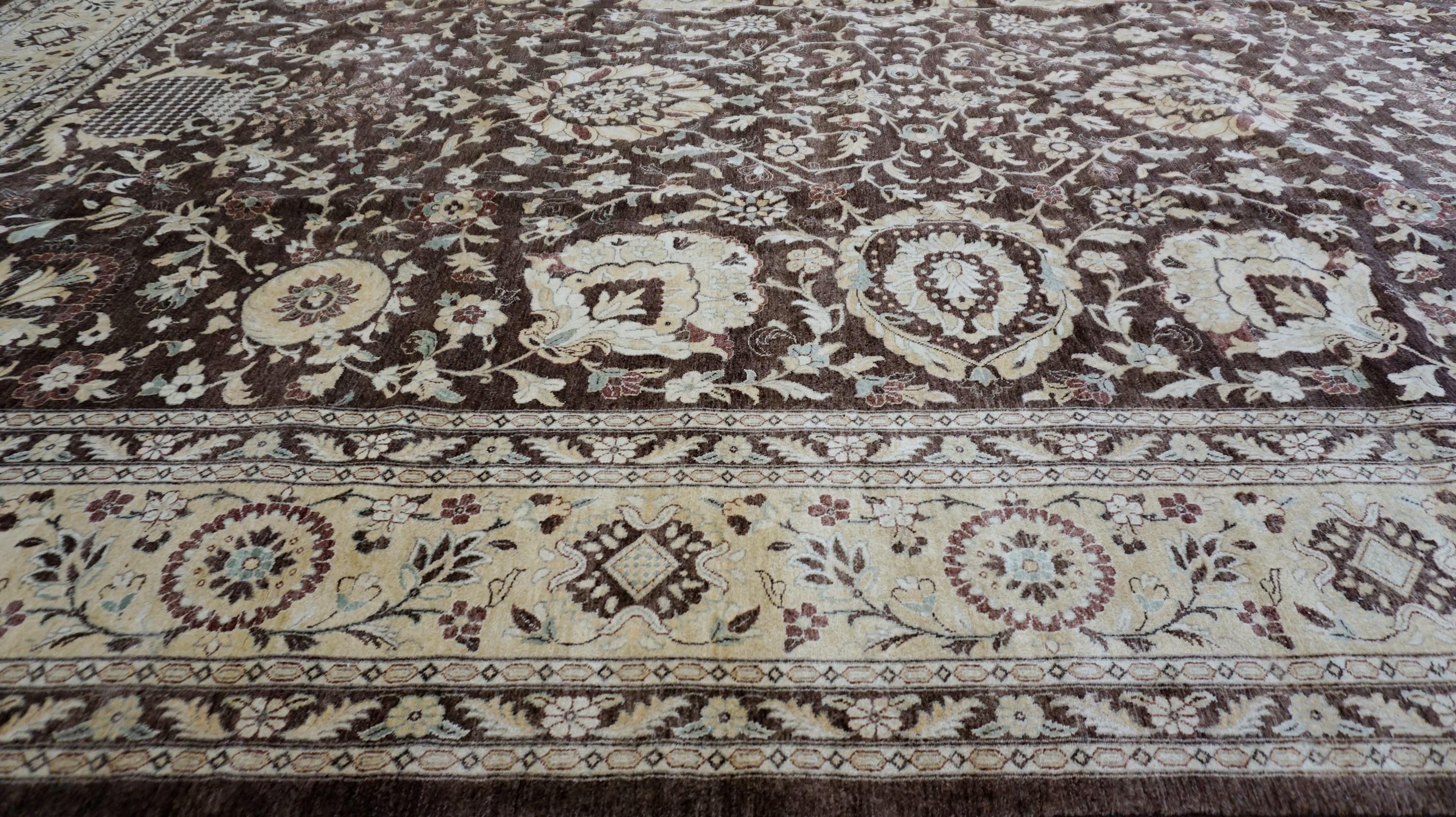 Vittoriano Tappeto vittoriano in lana con motivo floreale marrone e beige 11'9''x17'8'' in vendita