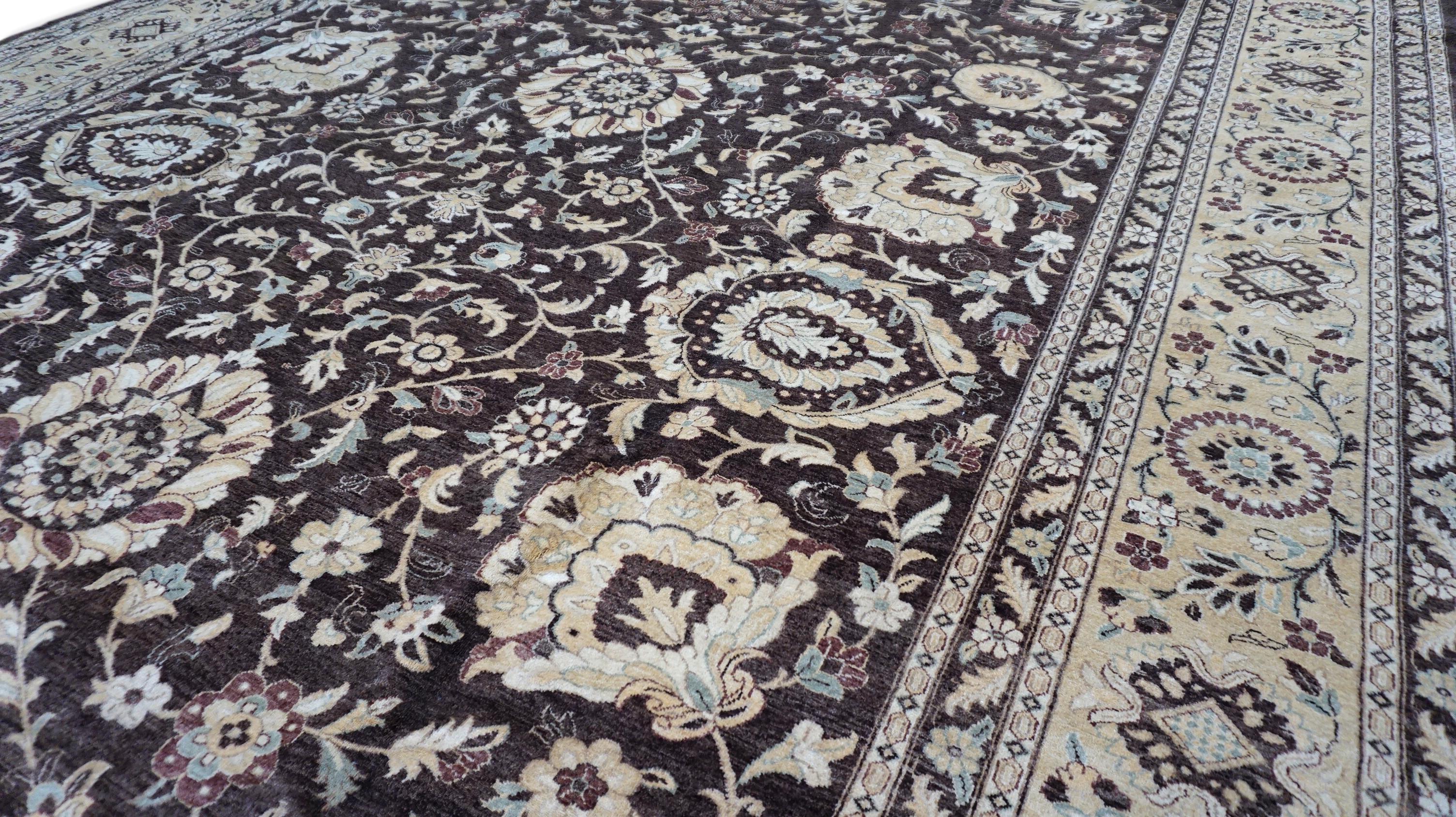 Pakistano Tappeto vittoriano in lana con motivo floreale marrone e beige 11'9''x17'8'' in vendita