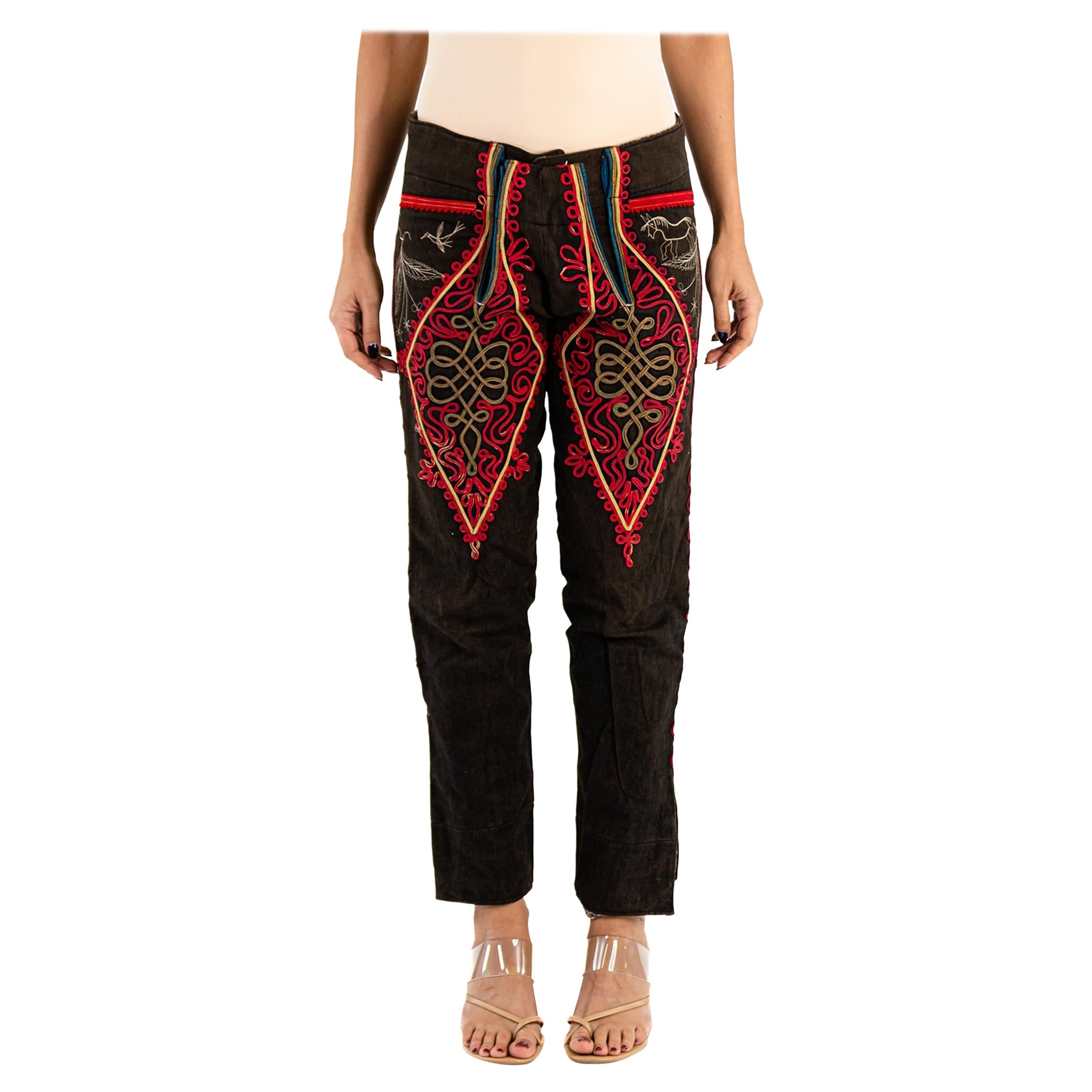 Pantaloni folk vittoriani in lana marrone antico con passamanerie e ricami epici