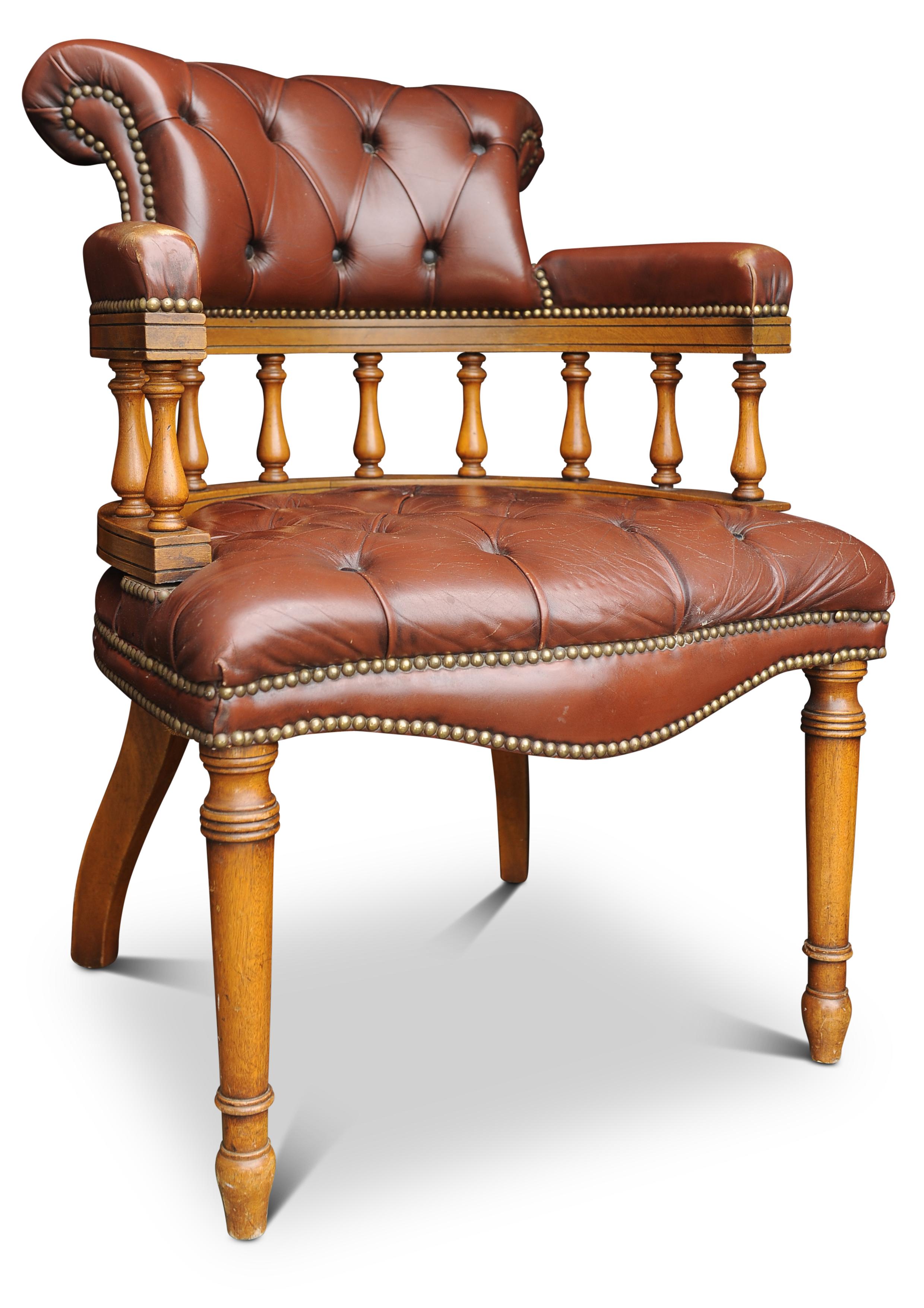 Sedia 2025 15 CHEST

Sedia da scrivania Chesterfield con schienale a bottone in pelle marrone e faggio, di epoca vittoriana.

Dimensioni extra 
Altezza delle braccia 70 cm
Larghezza del sedile 52 cm
Profondità della seduta 49,5 cm 
