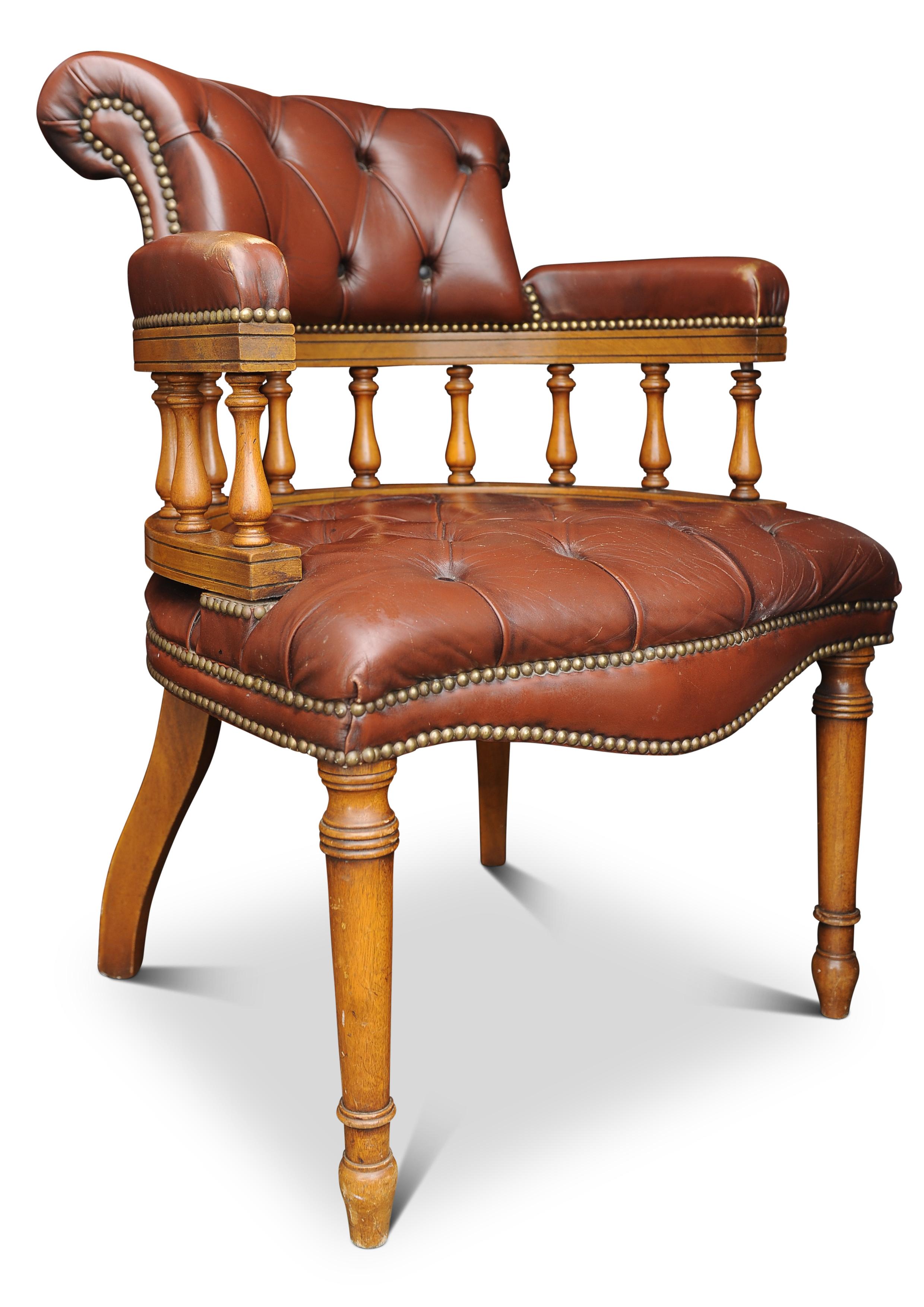 Tardo vittoriano Sedia da scrivania Chesterfield con schienale a bottone in pelle e faggio di epoca vittoriana in vendita