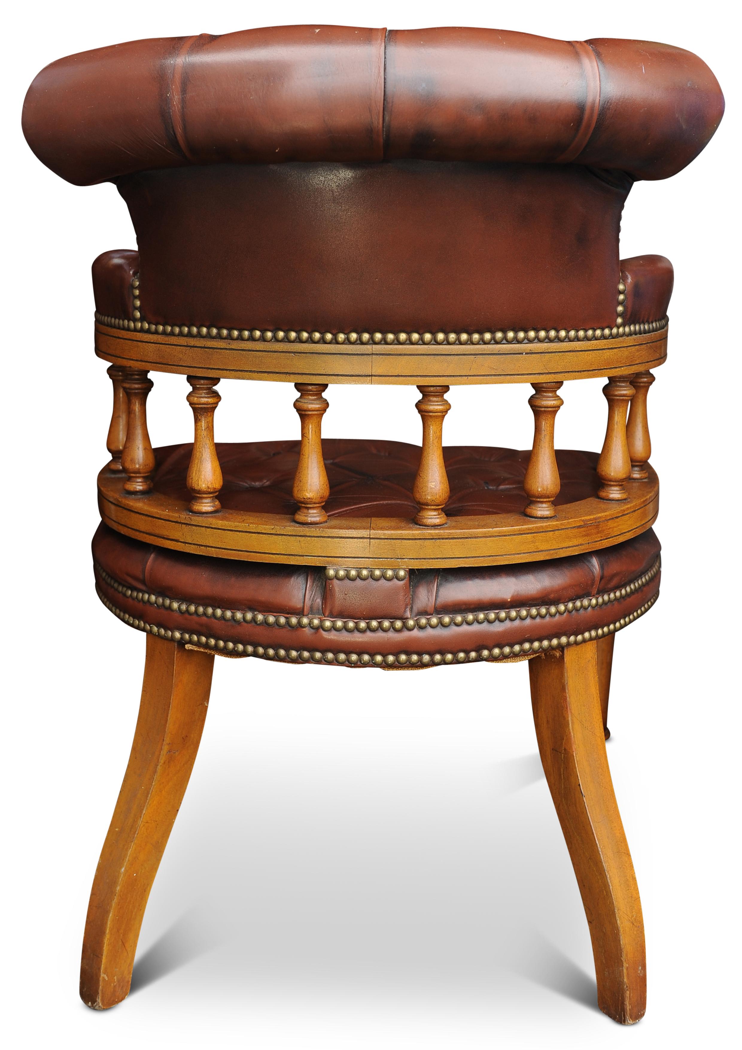 Sedia da scrivania Chesterfield con schienale a bottone in pelle e faggio di epoca vittoriana In condizioni buone in vendita a Reading, Berkshire