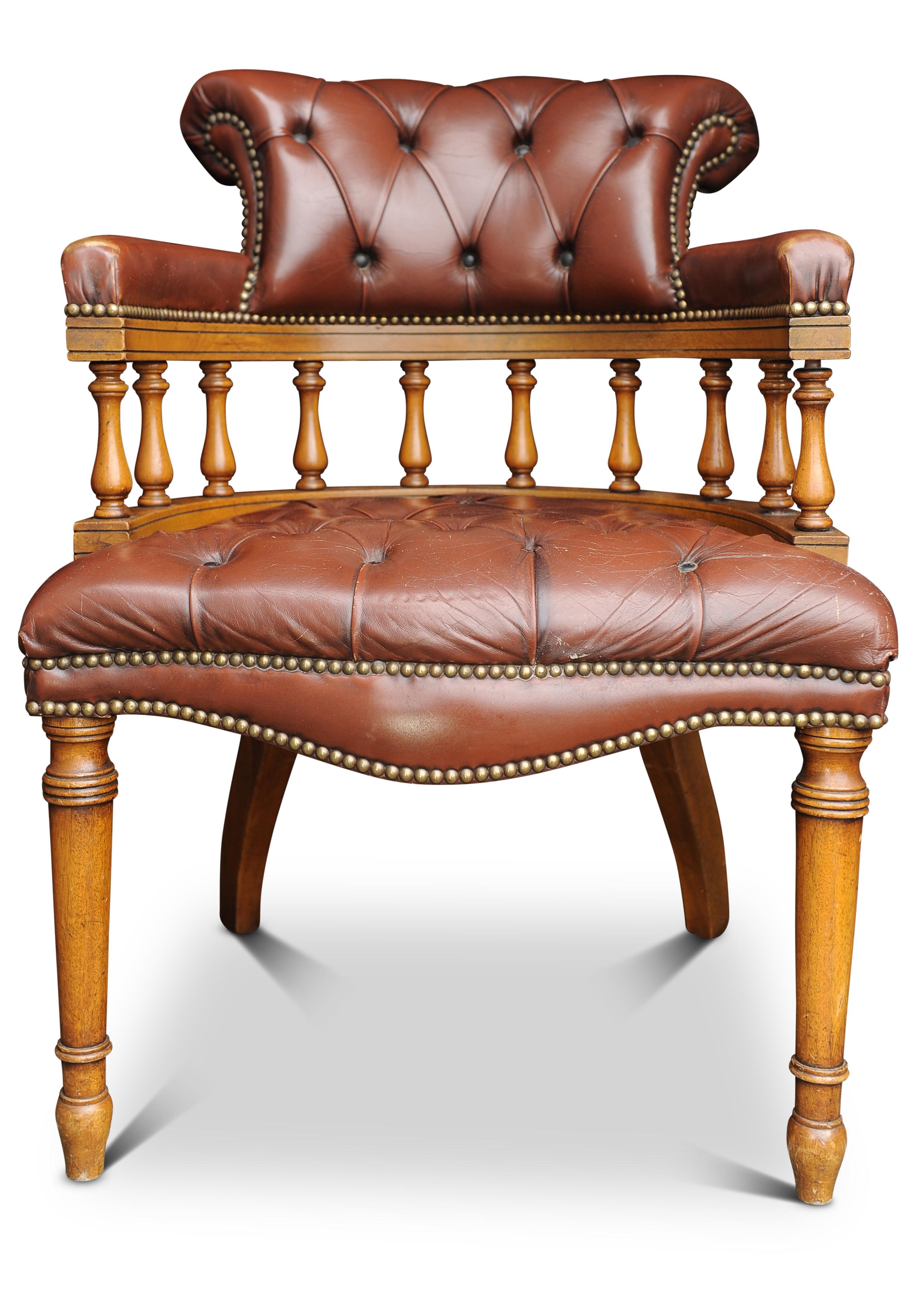 XIX secolo Sedia da scrivania Chesterfield con schienale a bottone in pelle e faggio di epoca vittoriana in vendita