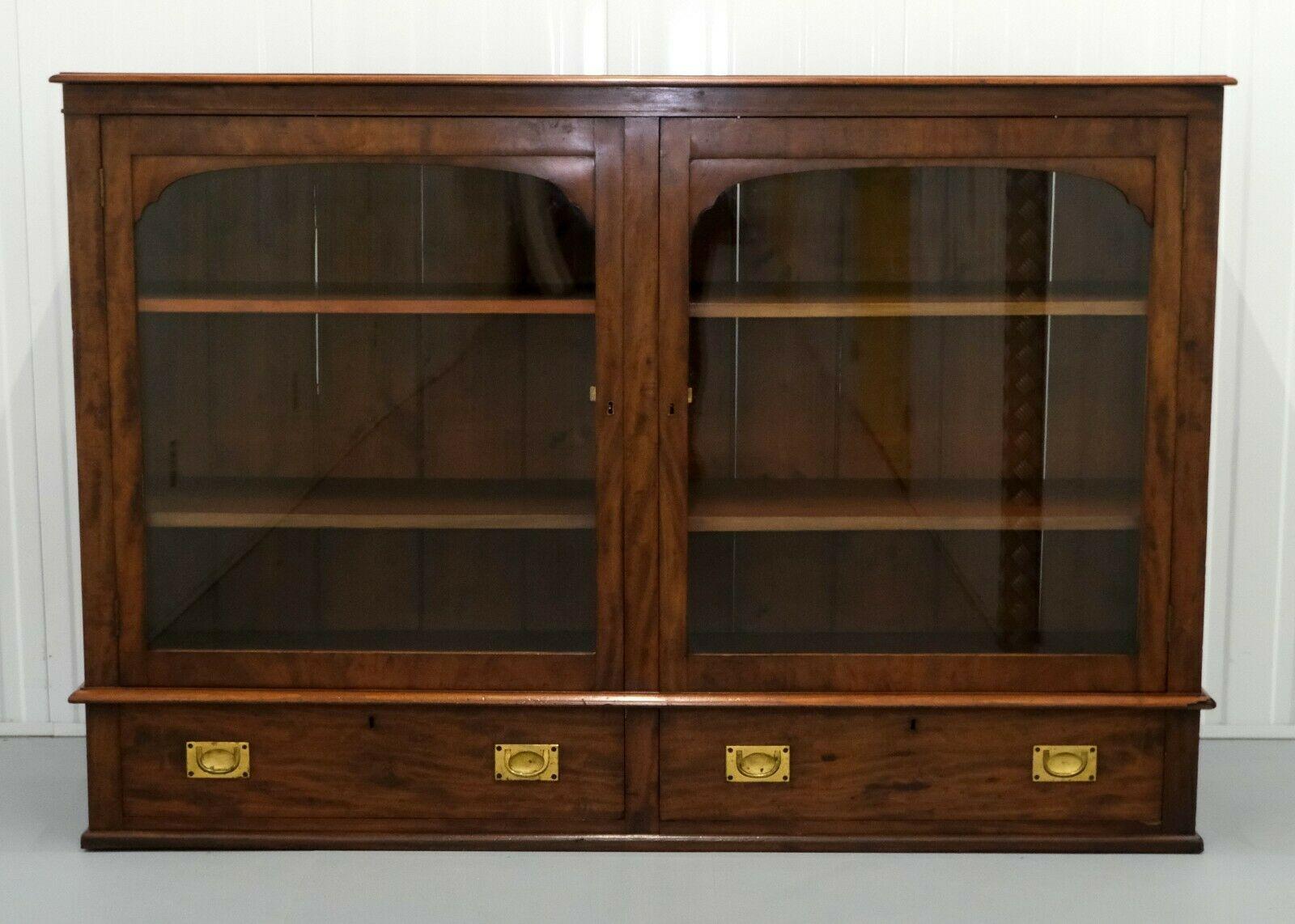 We are delighted to offer for sale this solid Victorian Mahogany bookcase with adjustable shelves and campaign drawers.

This elegant yet practical bookcase shows a nice, warm colour of brown from any angle you look at it. It is well presented