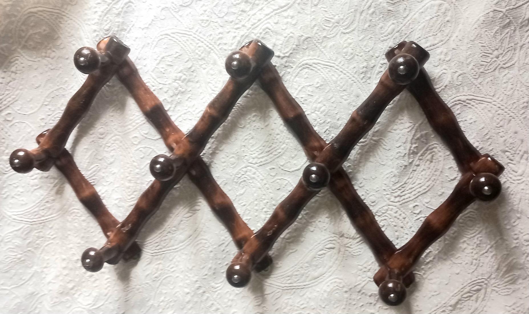 Appendiabiti allungabili in legno marrone vittoriano Spanich 1900s in vendita 3
