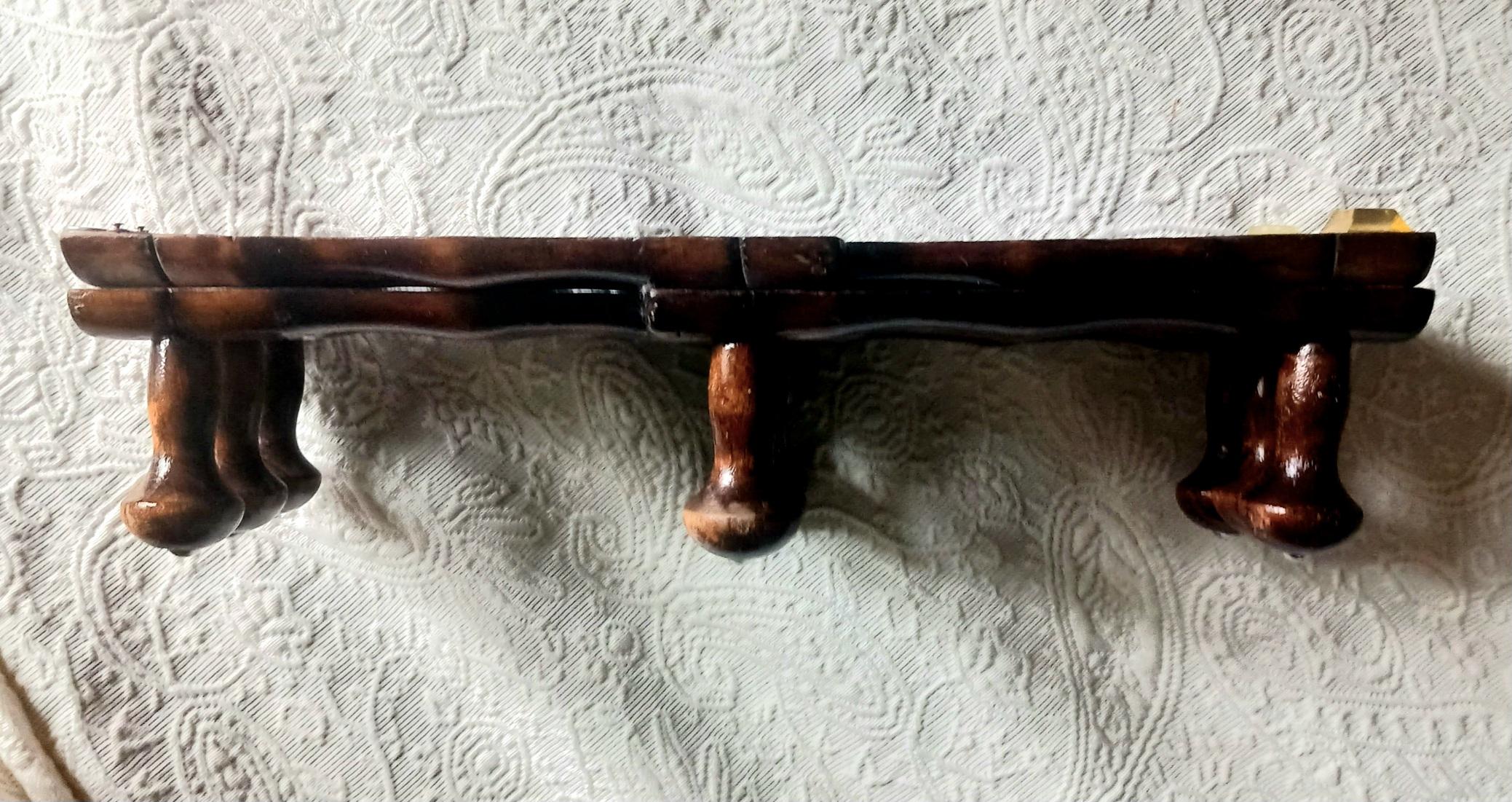 Se ti piace questo articolo e hai delle domande, scrivimi e ti risponderò il prima possibile.
Appendiabiti da parete vittoriano estensibile in legno.
È bello e pratico e, nonostante l'età, è ancora in ottime condizioni, solido e pronto per essere