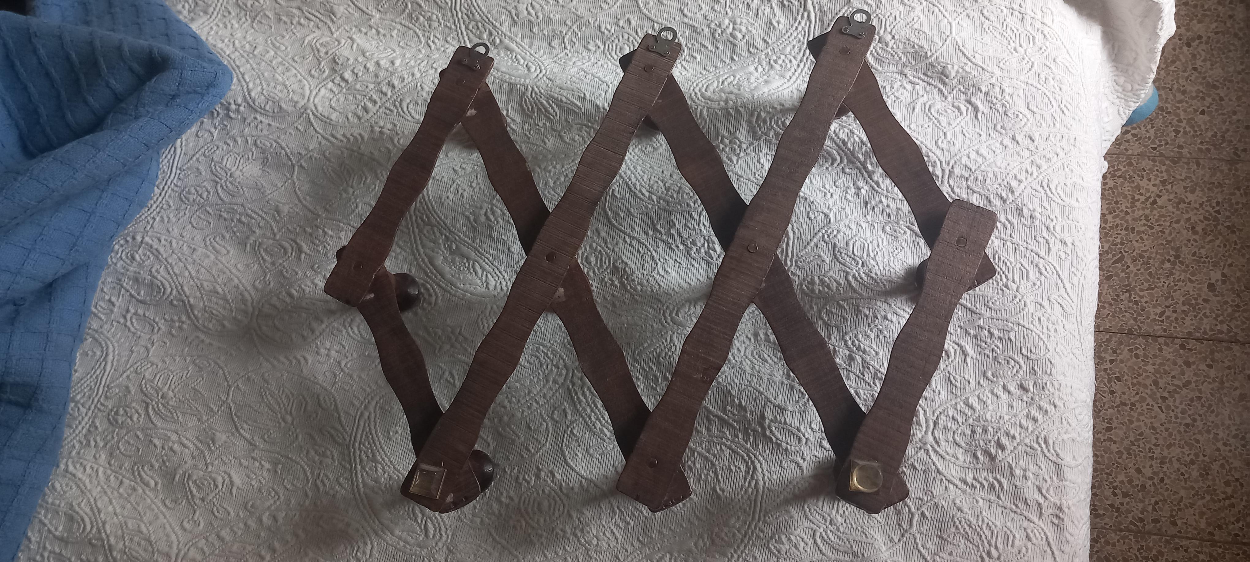 Appendiabiti allungabili in legno marrone vittoriano Spanich 1900s In condizioni buone in vendita a Mombuey, Zamora