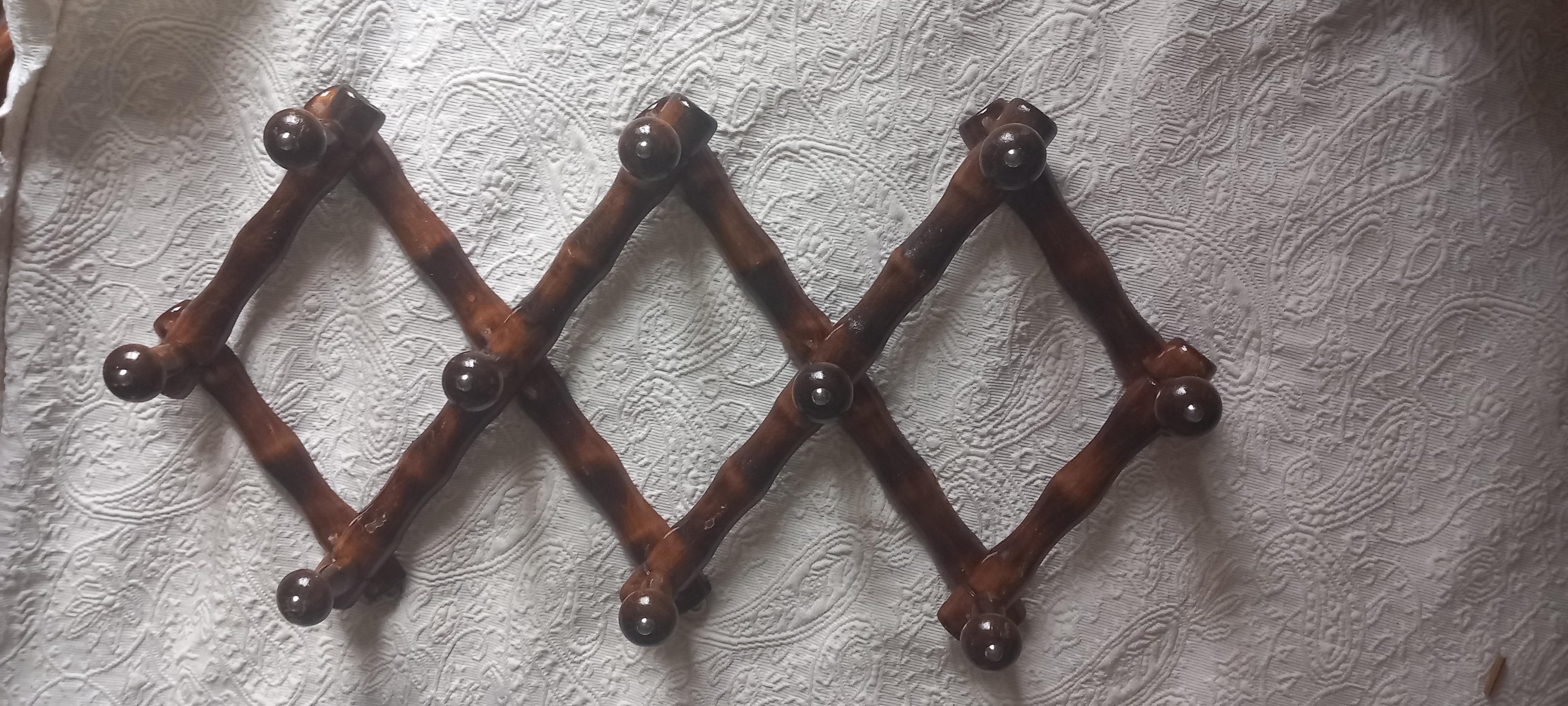 Appendiabiti allungabili in legno marrone vittoriano Spanich 1900s in vendita 1