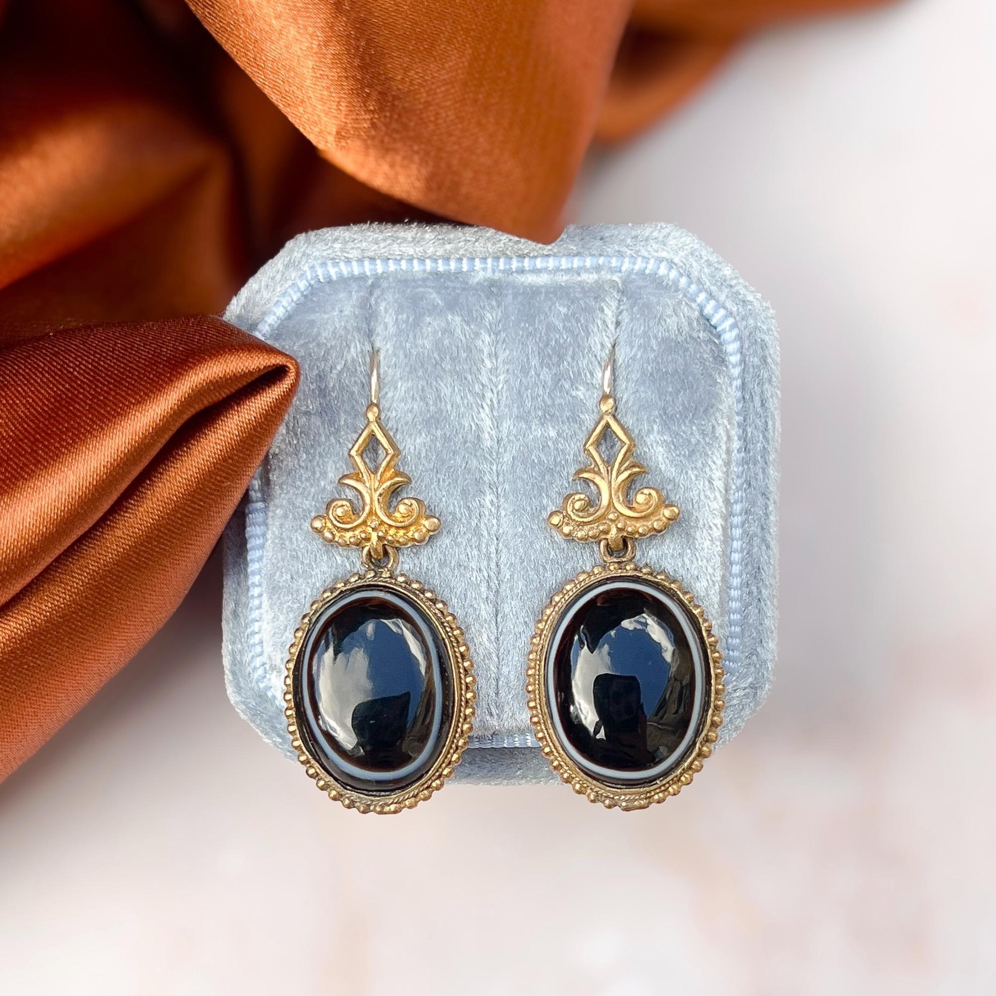 Questi eleganti orecchini sono stati creati a metà o alla fine del 1800.

Rapporto sulle condizioni:
Eccellente 

I dettagli...
Questi orecchini sono realizzati in metallo placcato oro. Ogni orecchino presenta un cabochon ovale di agata Bulls Eye. I