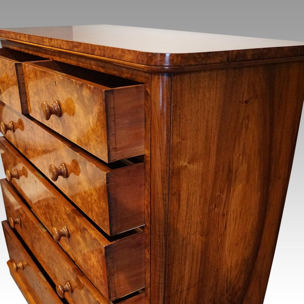 Victorian burl walnut chest of drawers In Good Condition For Sale In Salisbury, GB