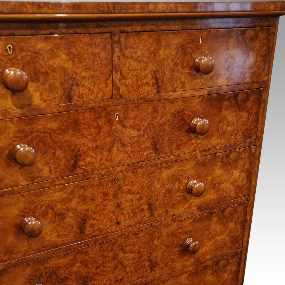 Late 19th Century Victorian burl walnut chest of drawers For Sale
