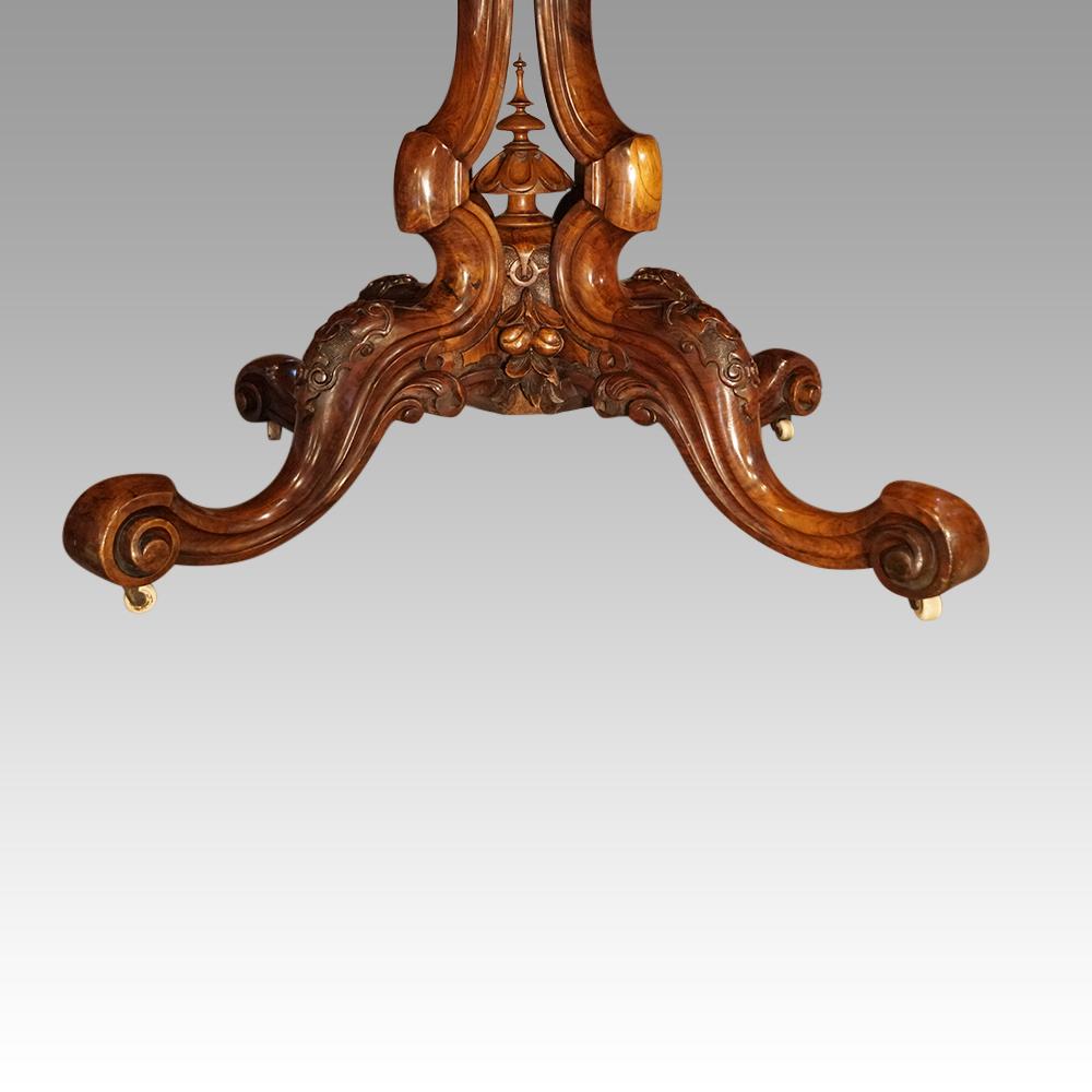 English Victorian burr walnut dining table For Sale