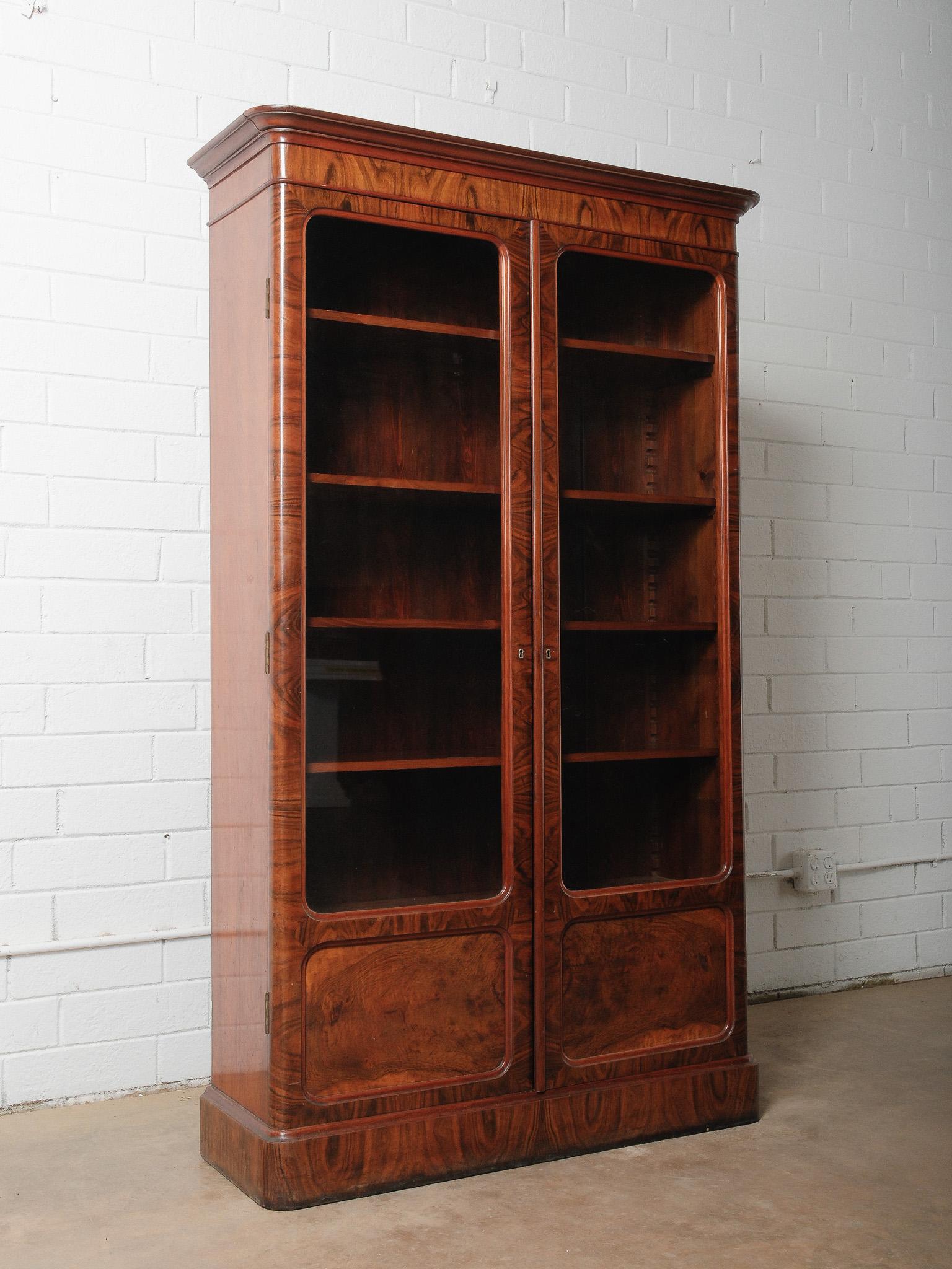 Vittoriano Victorian Burl Walnut Glass-Door Display Cabinet  19th Century English Bookcase in vendita