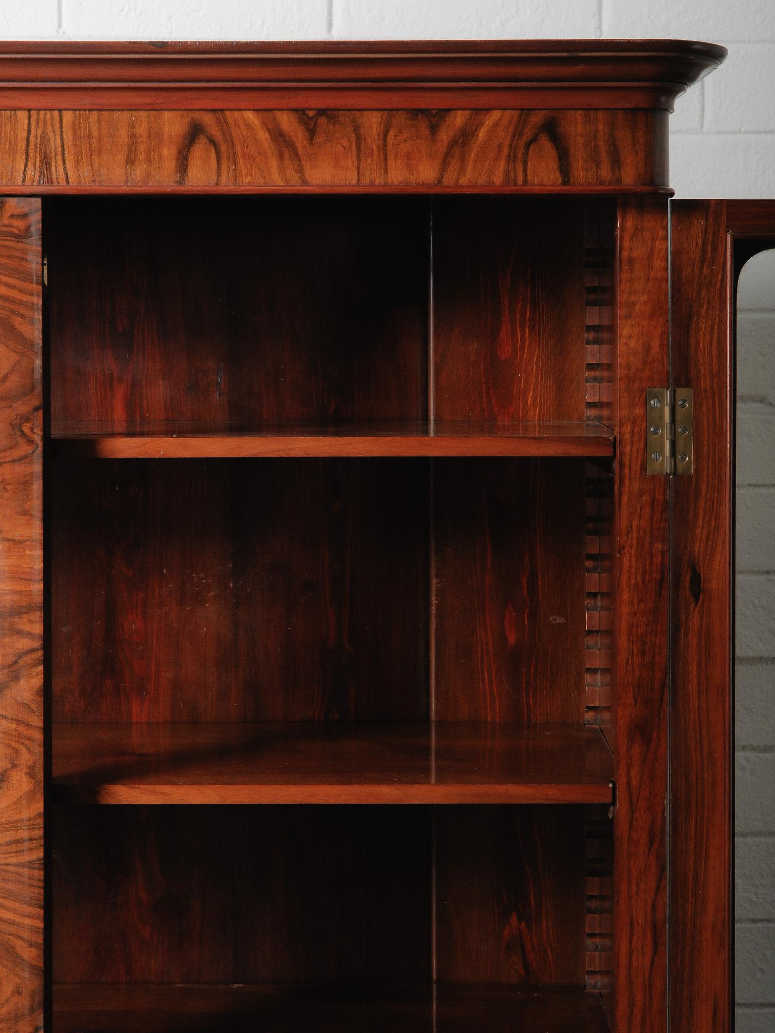 Inglese Victorian Burl Walnut Glass-Door Display Cabinet  19th Century English Bookcase in vendita