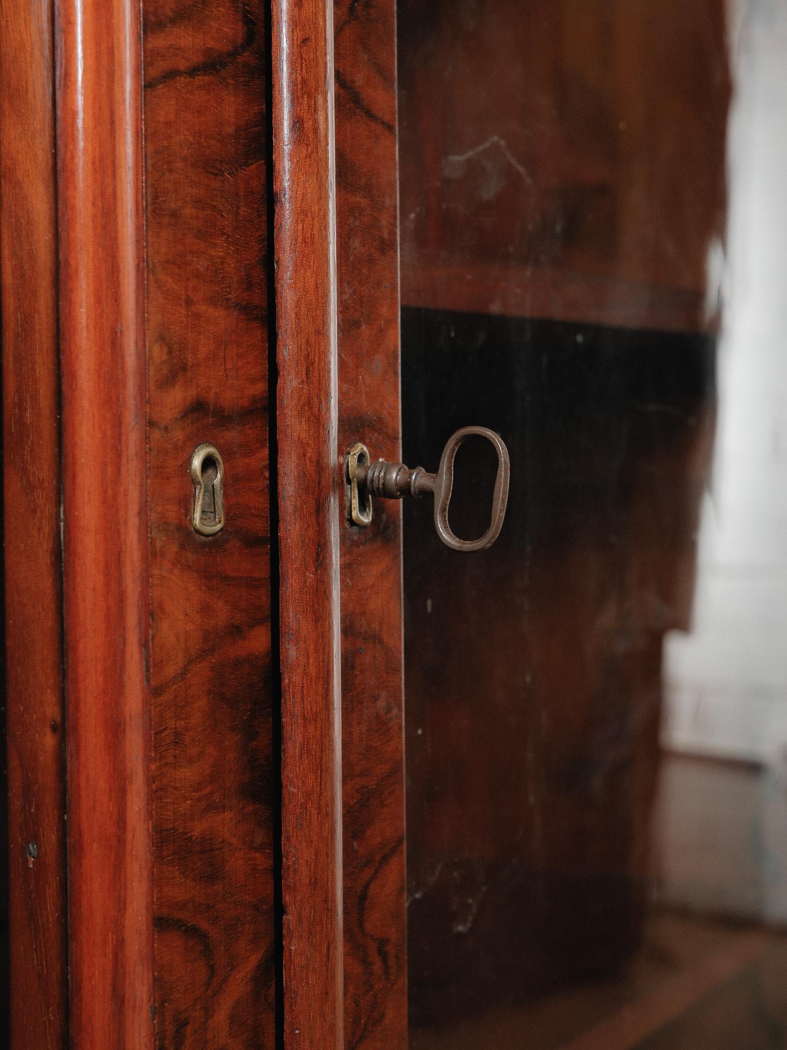 Victorian Burl Walnut Glass-Door Display Cabinet  19th Century English Bookcase In condizioni buone in vendita a High Point, NC