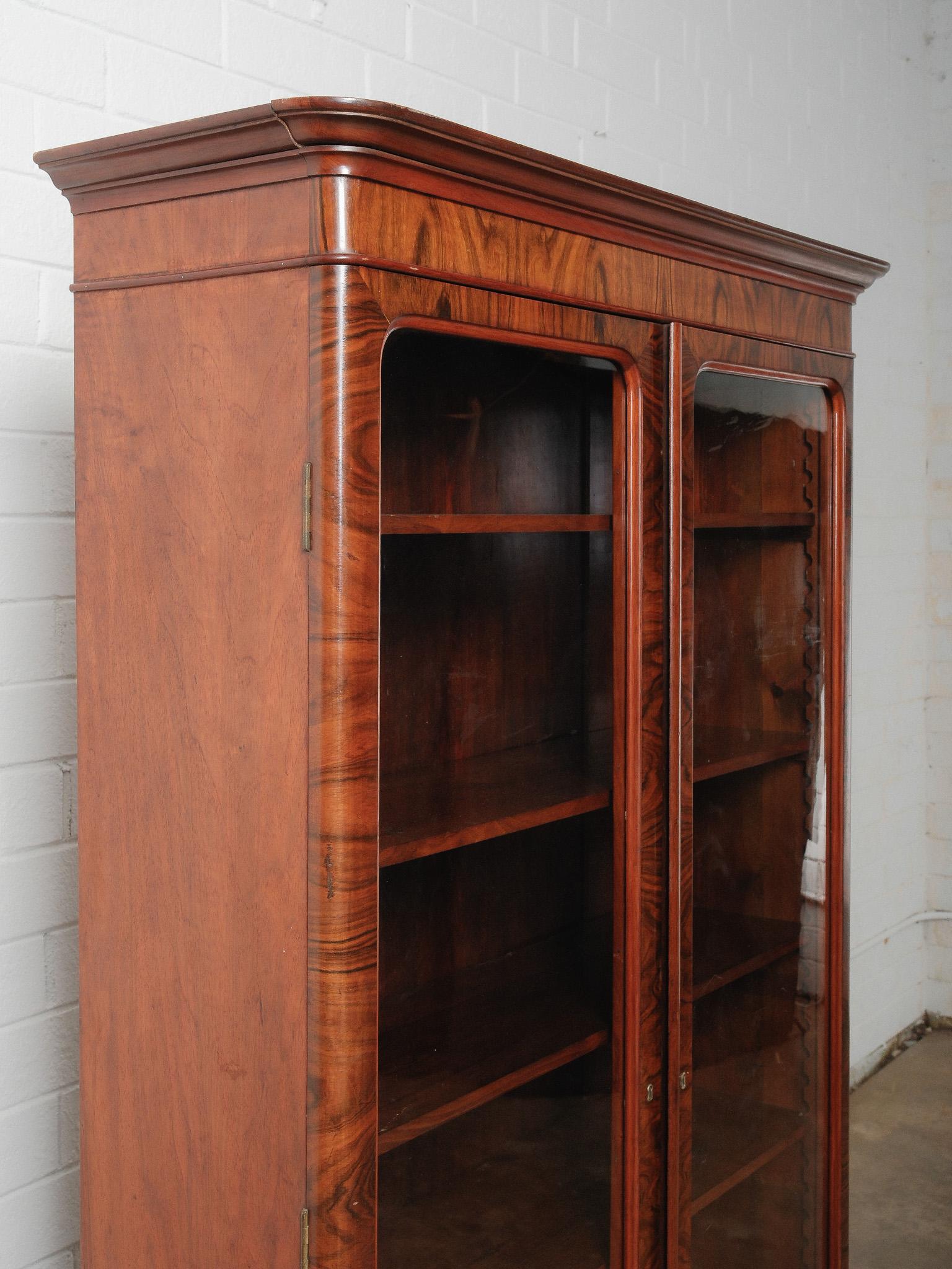 XIX secolo Victorian Burl Walnut Glass-Door Display Cabinet  19th Century English Bookcase in vendita