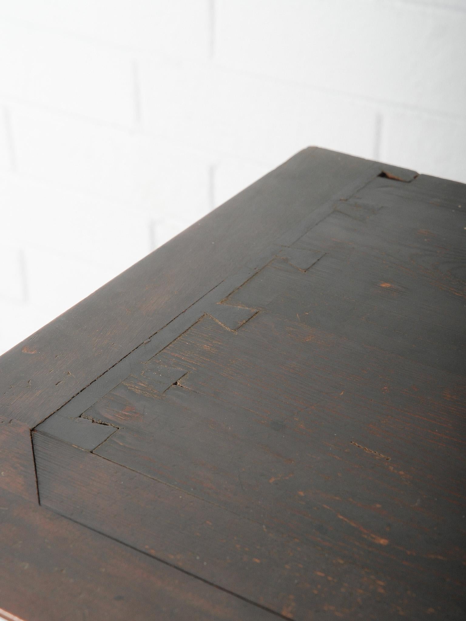 Victorian Burl Walnut Glass-Door Display Cabinet  19th Century English Bookcase in vendita 1