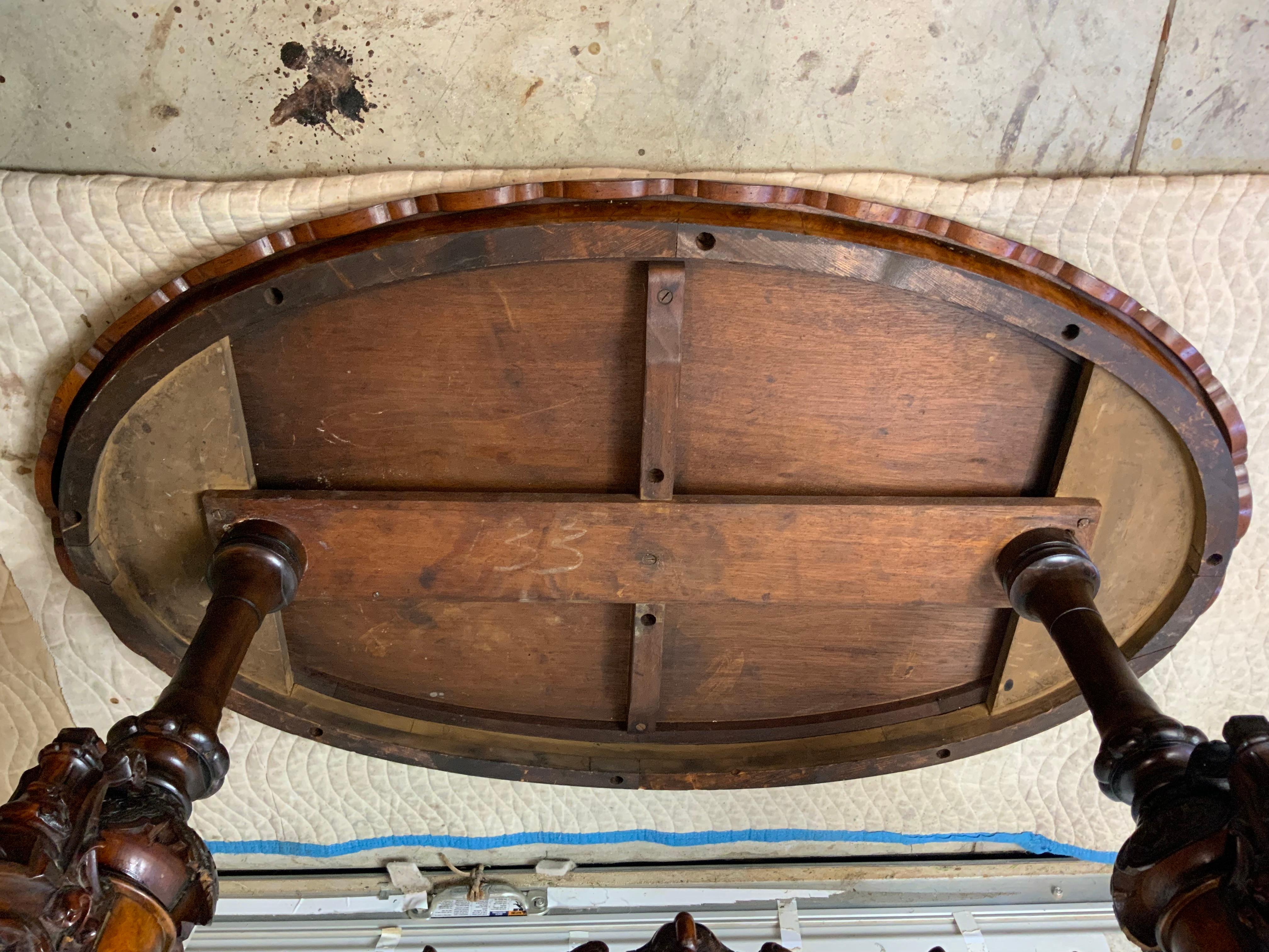Table ovale victorienne en ronce de noyer en vente 4