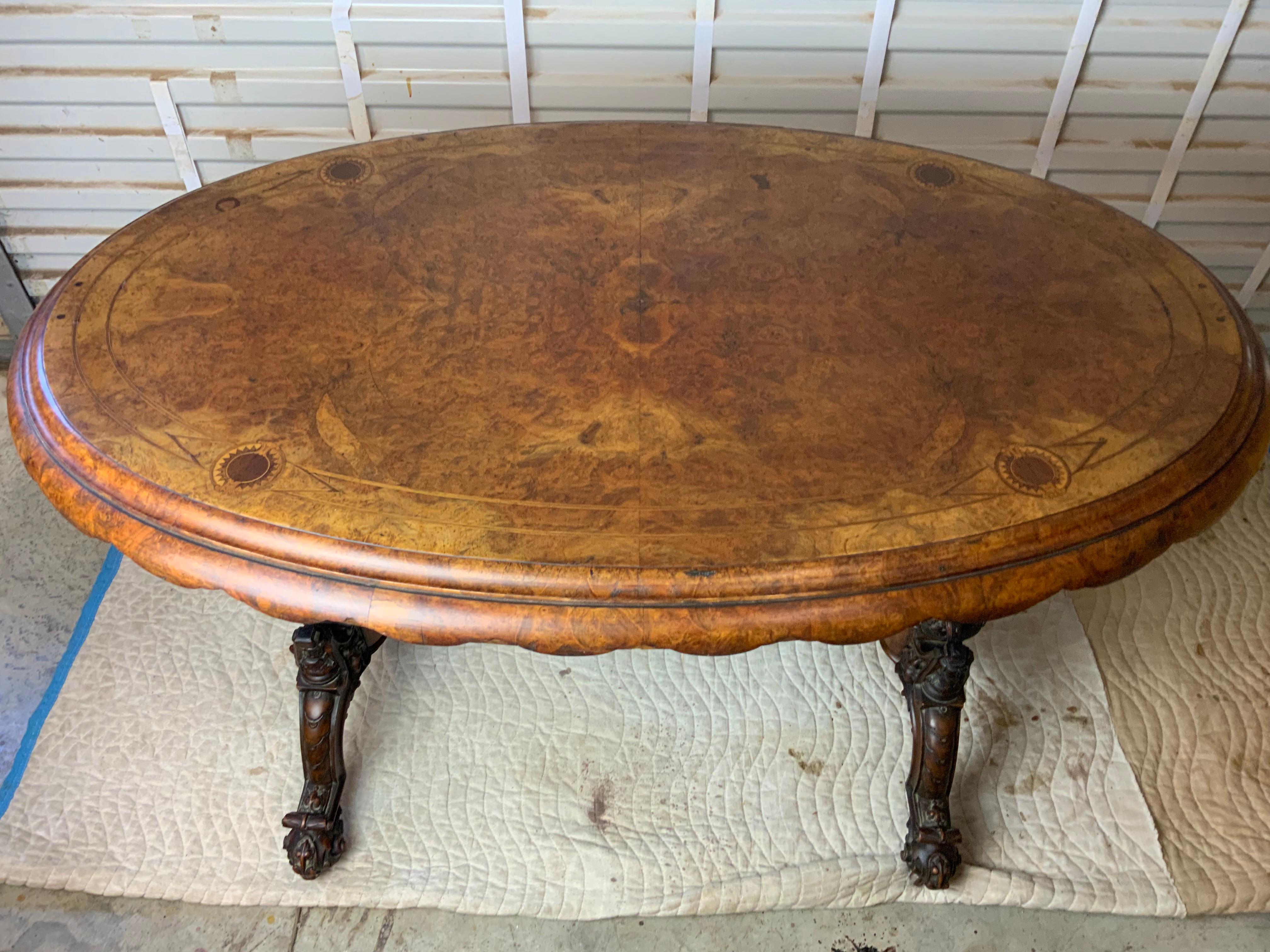 Table ovale victorienne en ronce de noyer en vente 5