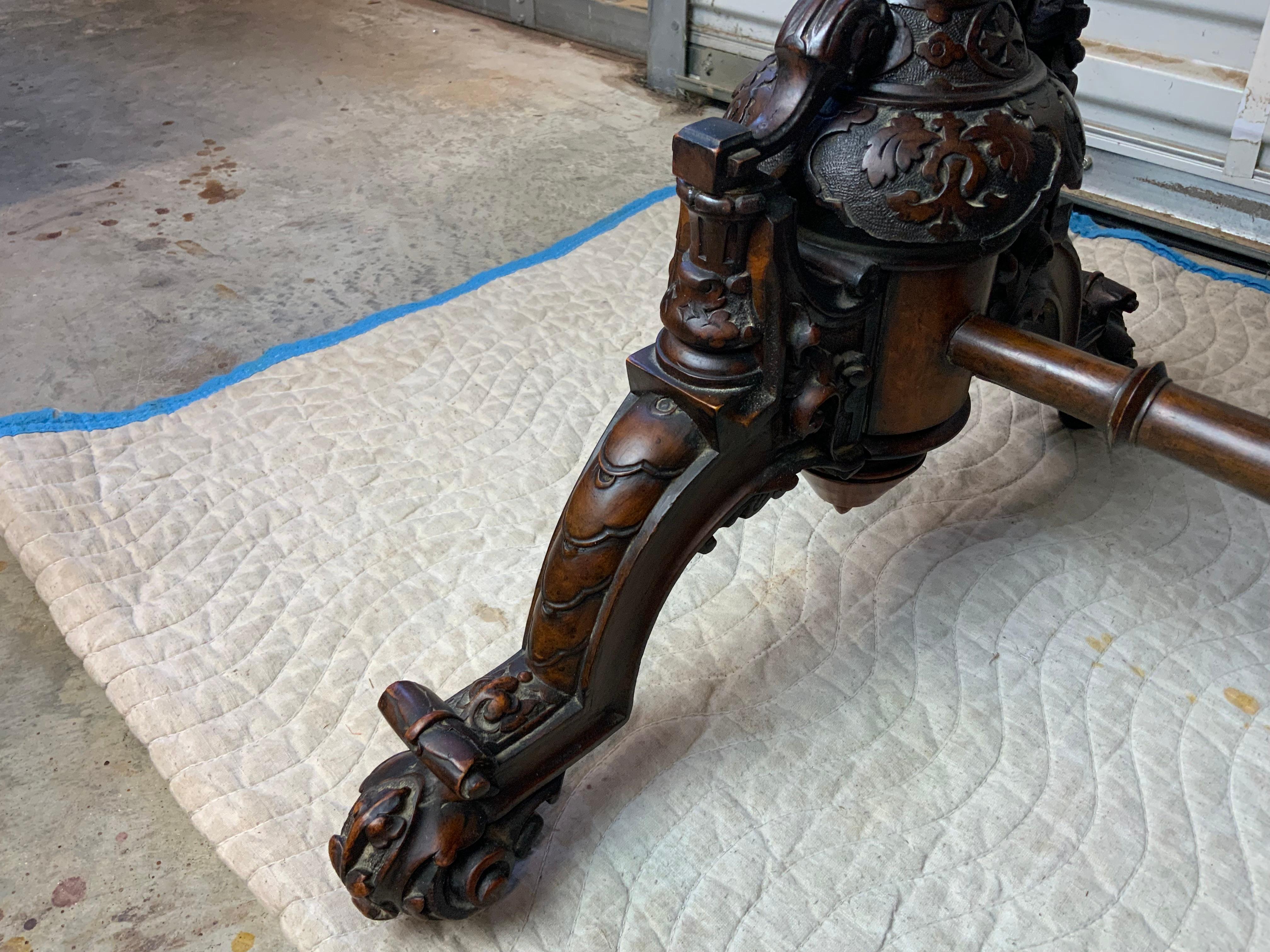 Table ovale victorienne en ronce de noyer en vente 7