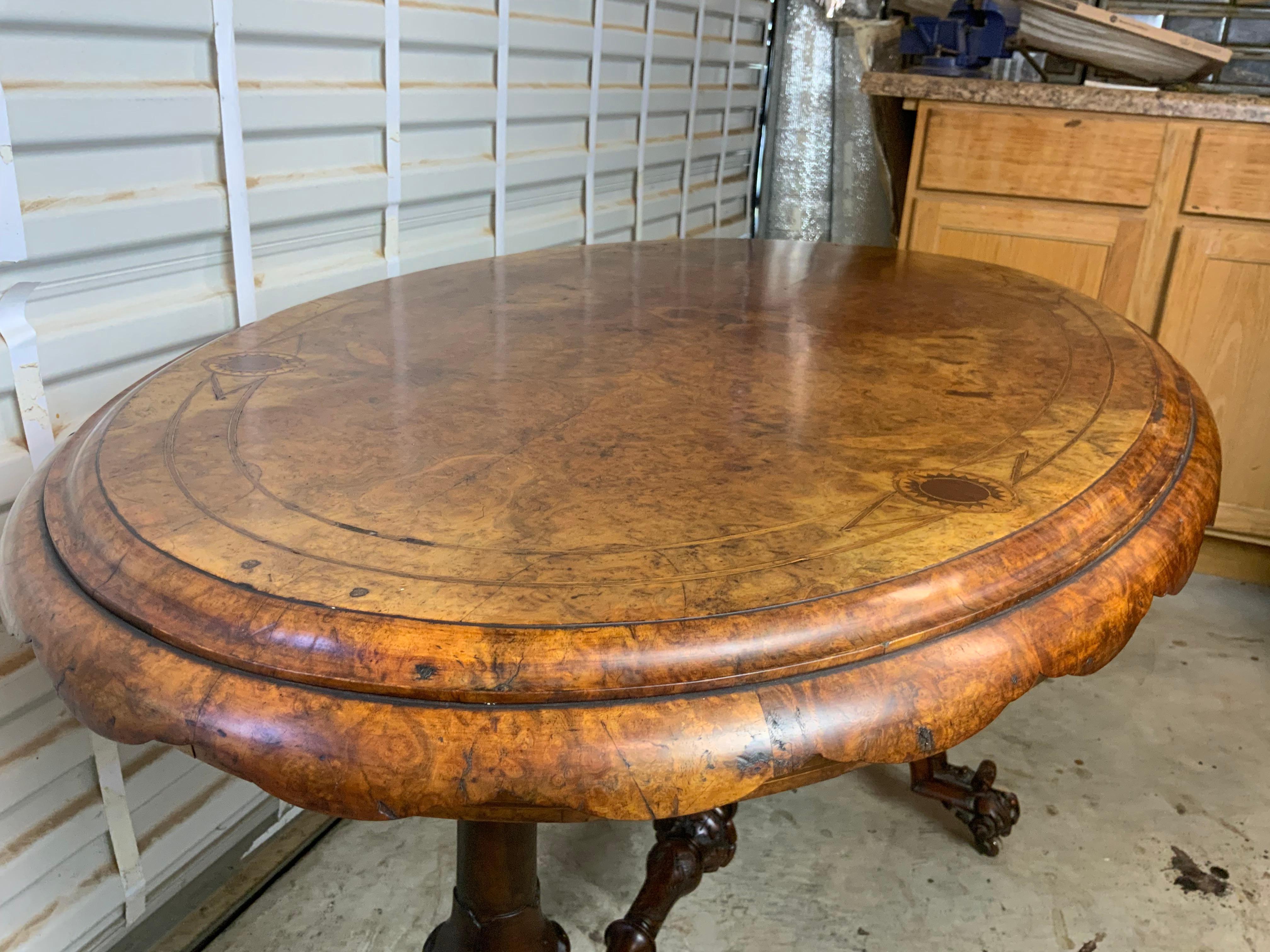 Magnifique table de service ovale d'époque victorienne anglaise ou écossaise en incrustation de ronce de noyer.  Surface originale avec une belle couleur et patine qui a été très légèrement nettoyée et cirée.  Tablier à bord festonné sur une base