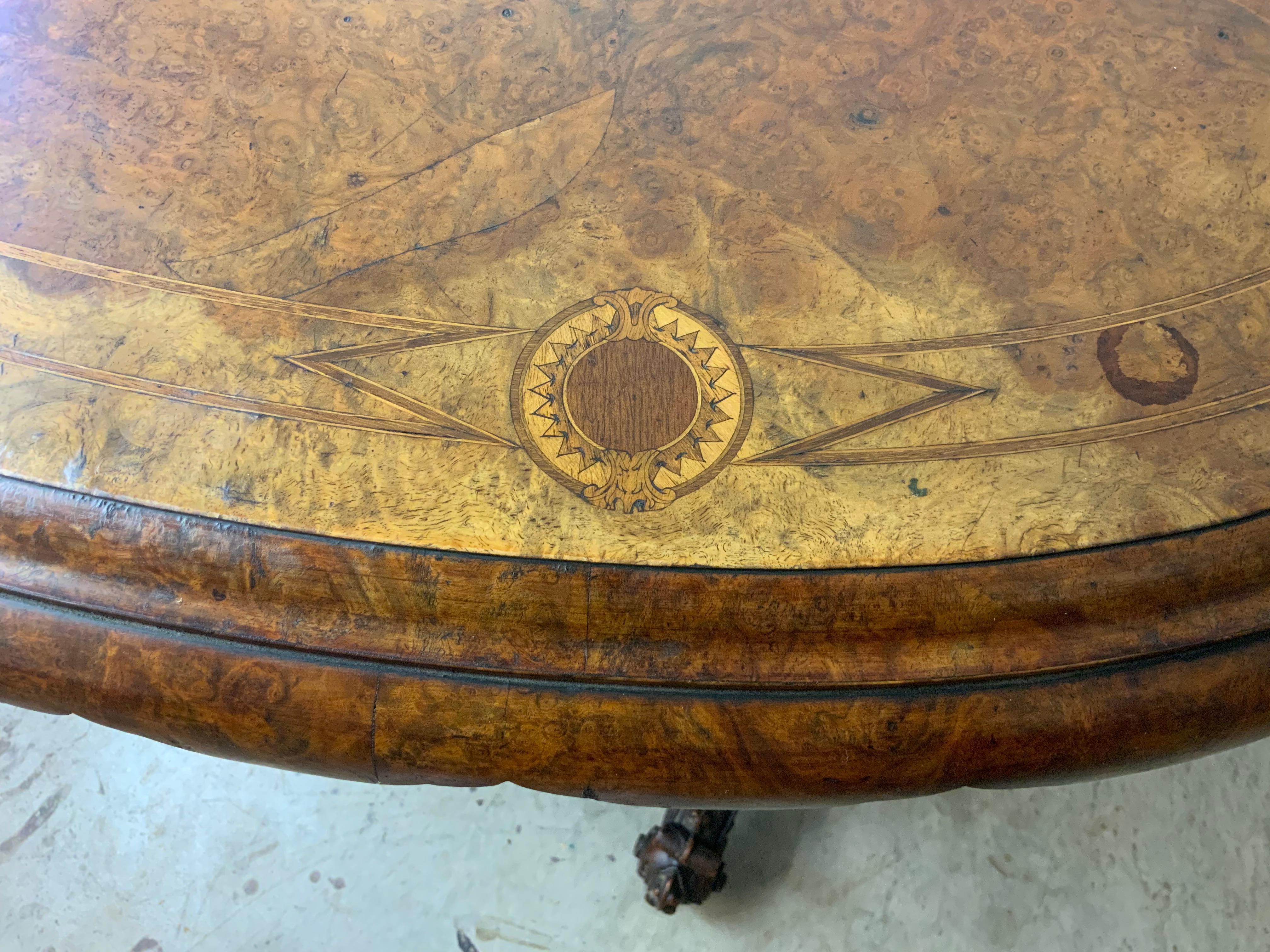 Table ovale victorienne en ronce de noyer Bon état - En vente à Bradenton, FL