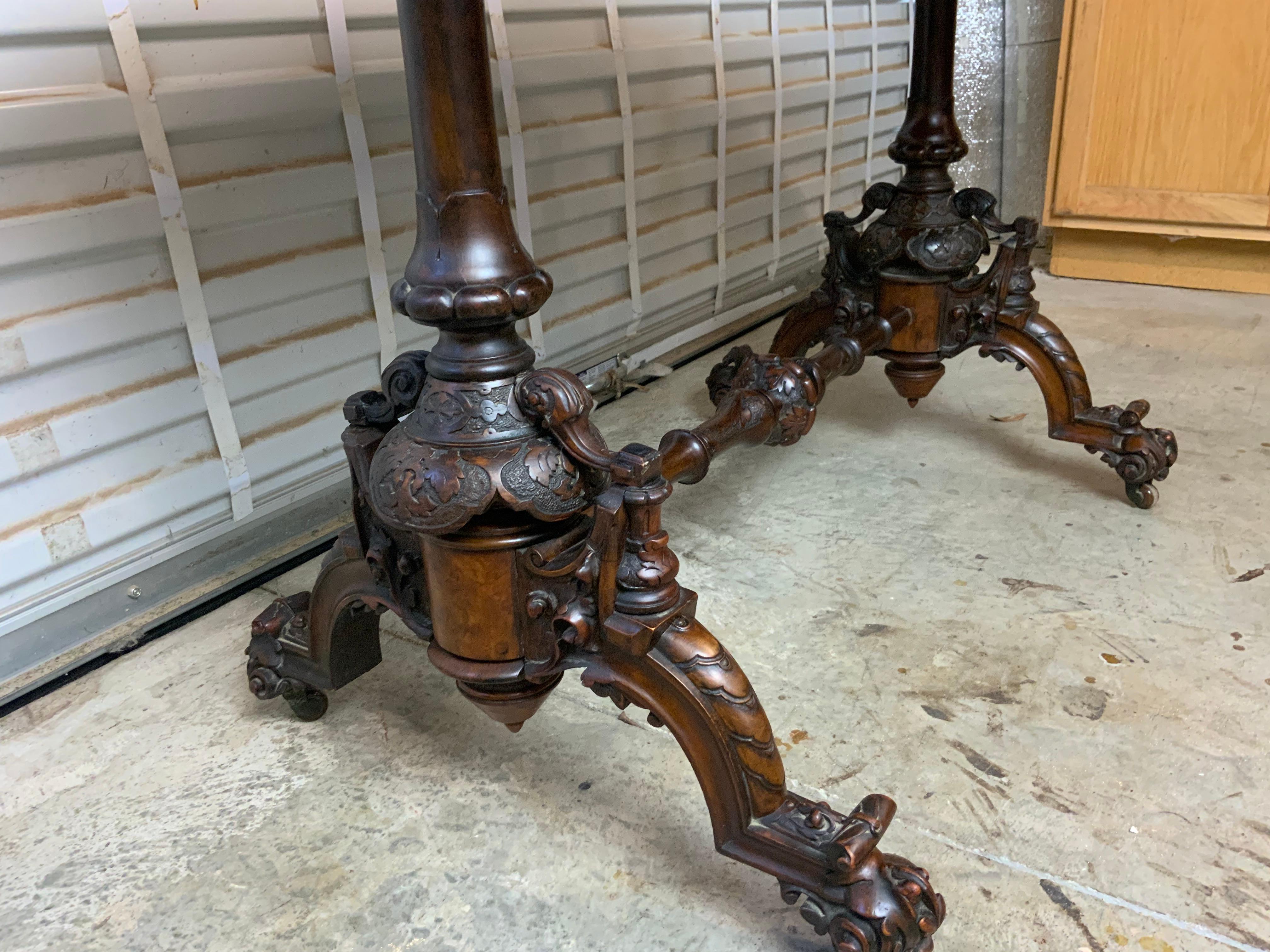 XIXe siècle Table ovale victorienne en ronce de noyer en vente
