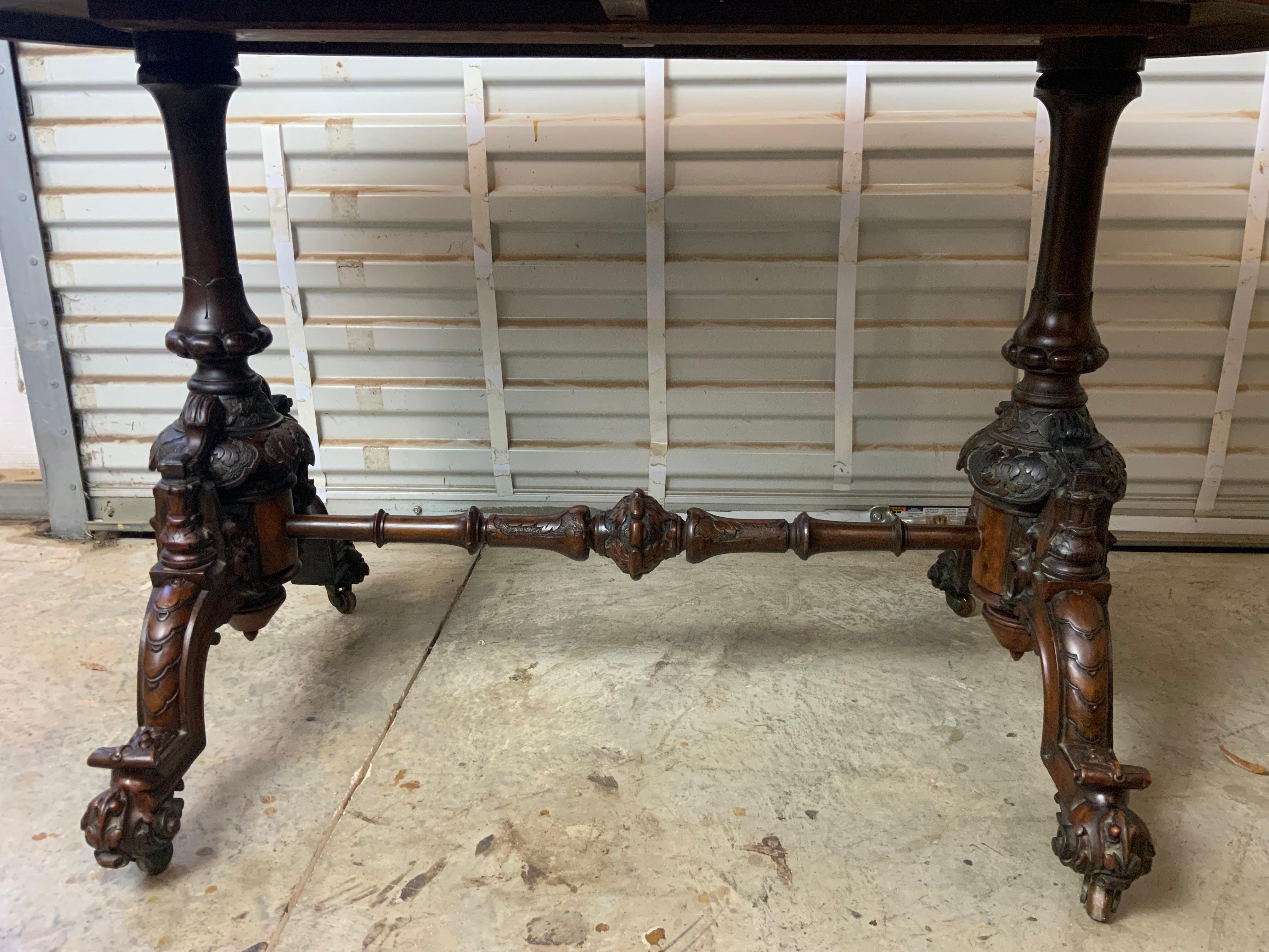 Noyer Table ovale victorienne en ronce de noyer en vente