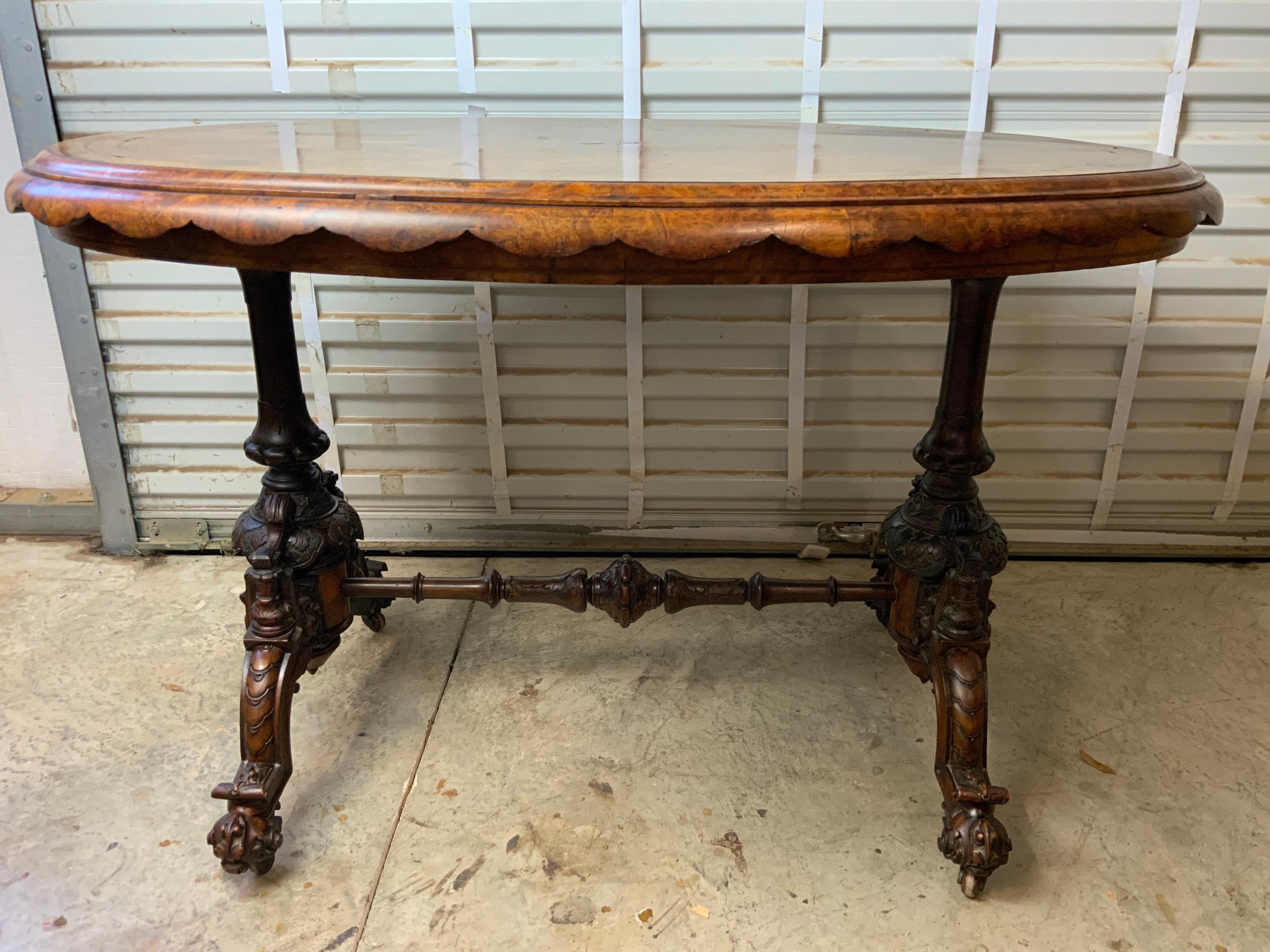 Table ovale victorienne en ronce de noyer en vente 1