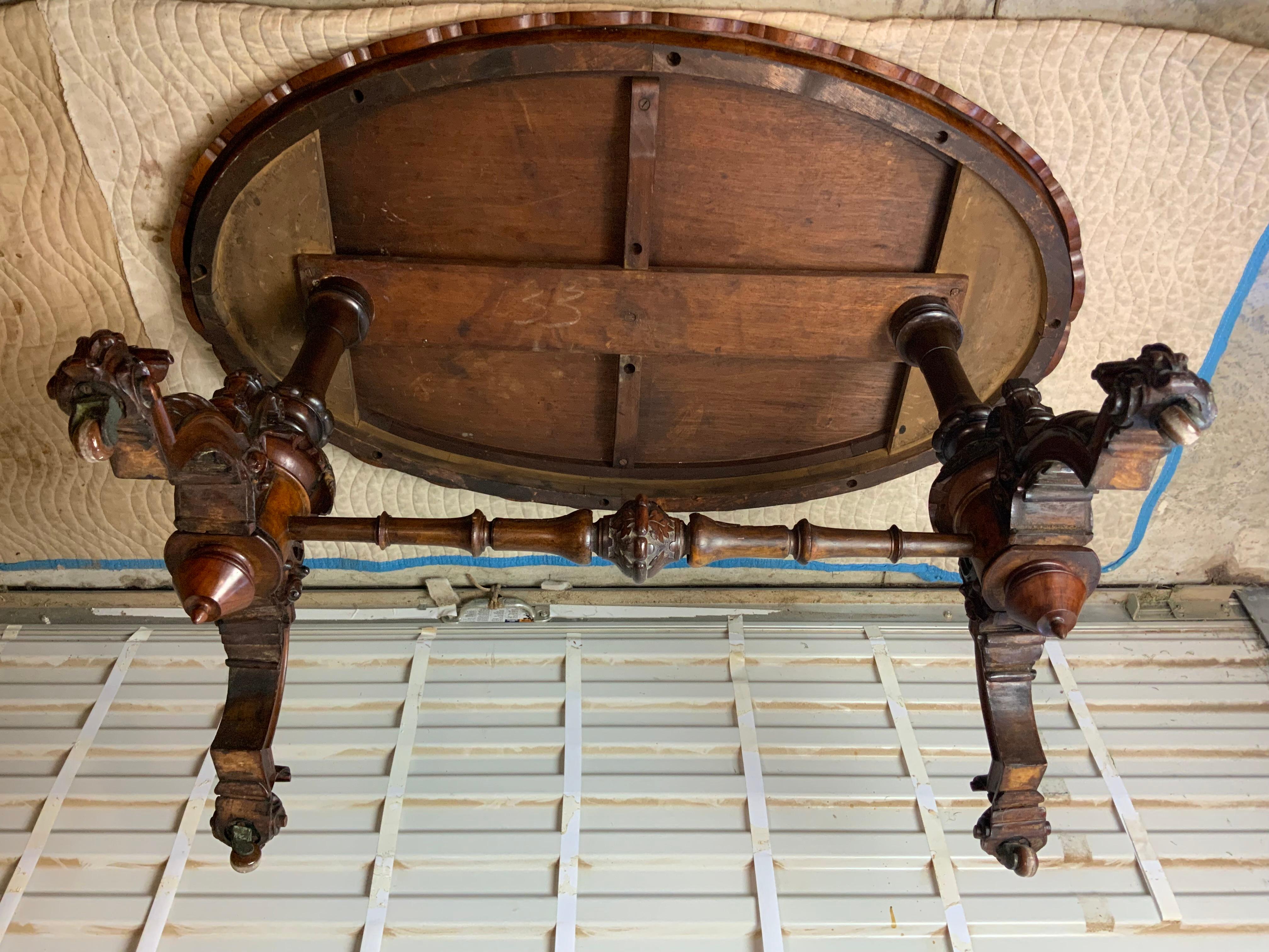 Table ovale victorienne en ronce de noyer en vente 2
