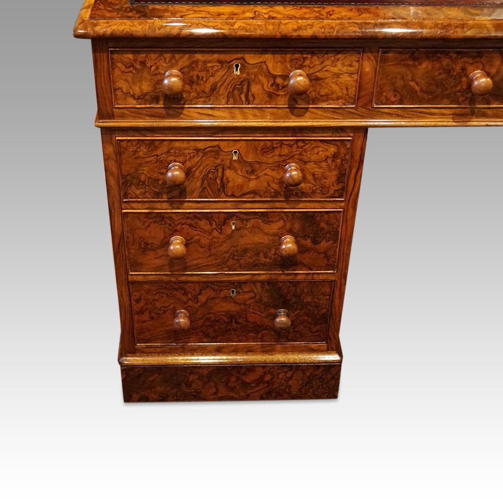 Victorian burr walnut pedestal desk In Good Condition In Salisbury, GB