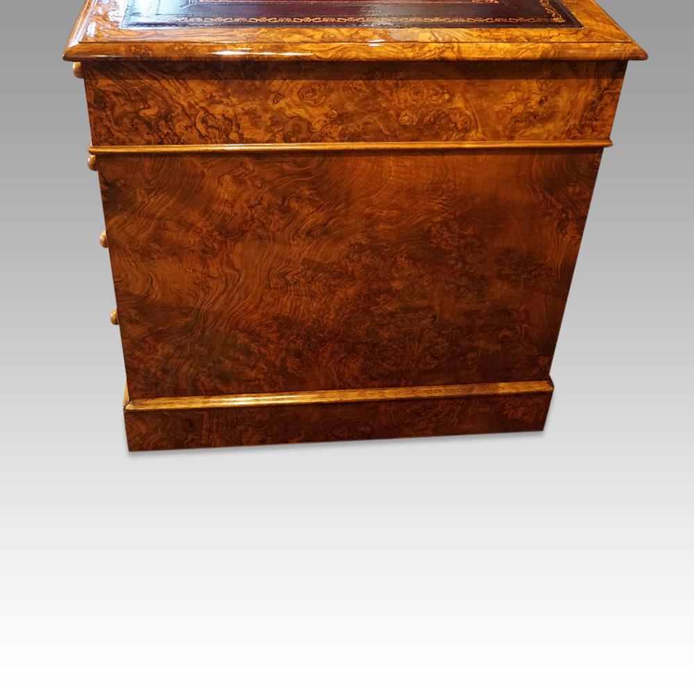 Mid-19th Century Victorian burr walnut pedestal desk