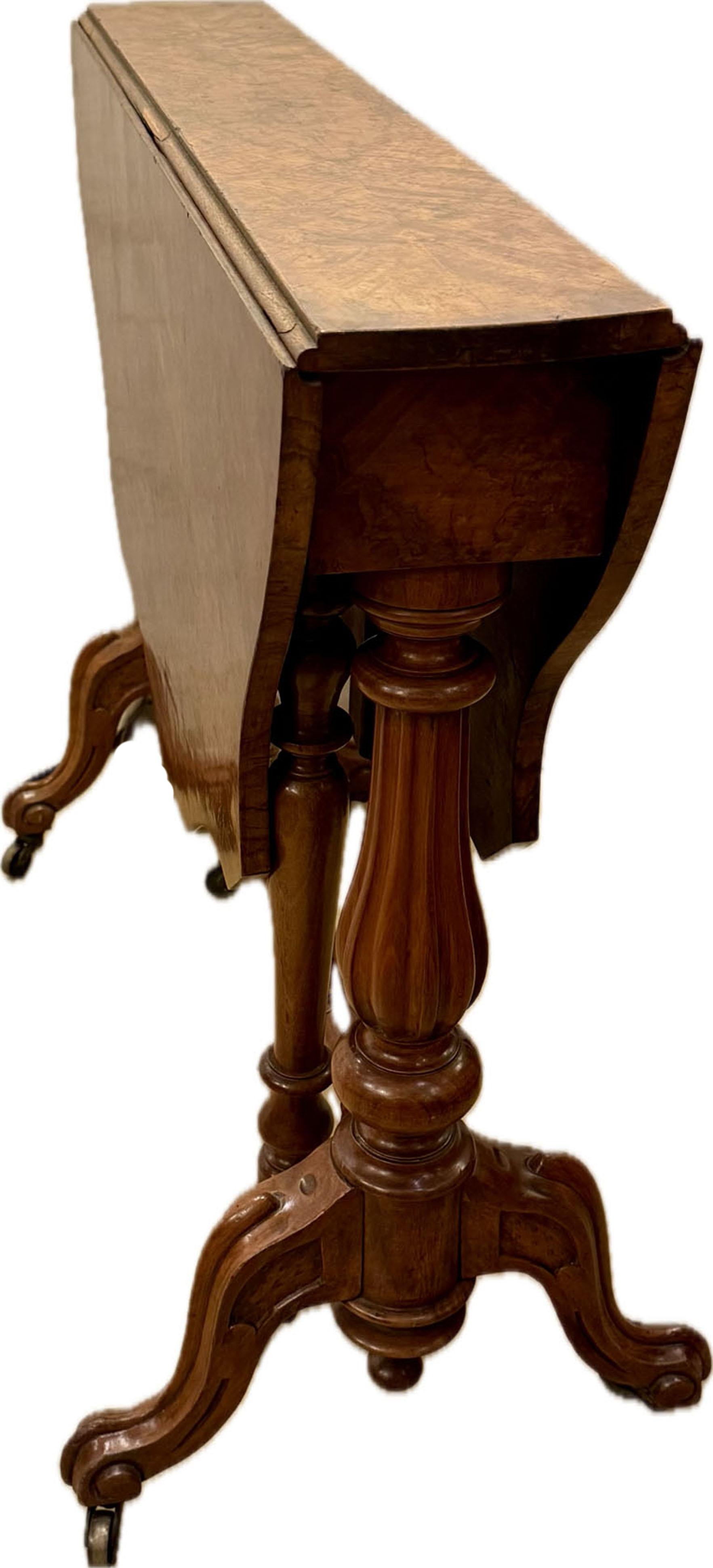 Il s'agit d'un bel exemple de table Sutherland de l'époque victorienne, l'une des innovations les plus intelligentes et les plus pratiques de l'ameublement de l'époque victorienne. Cette table est dotée d'un piètement en accordéon, de deux feuilles