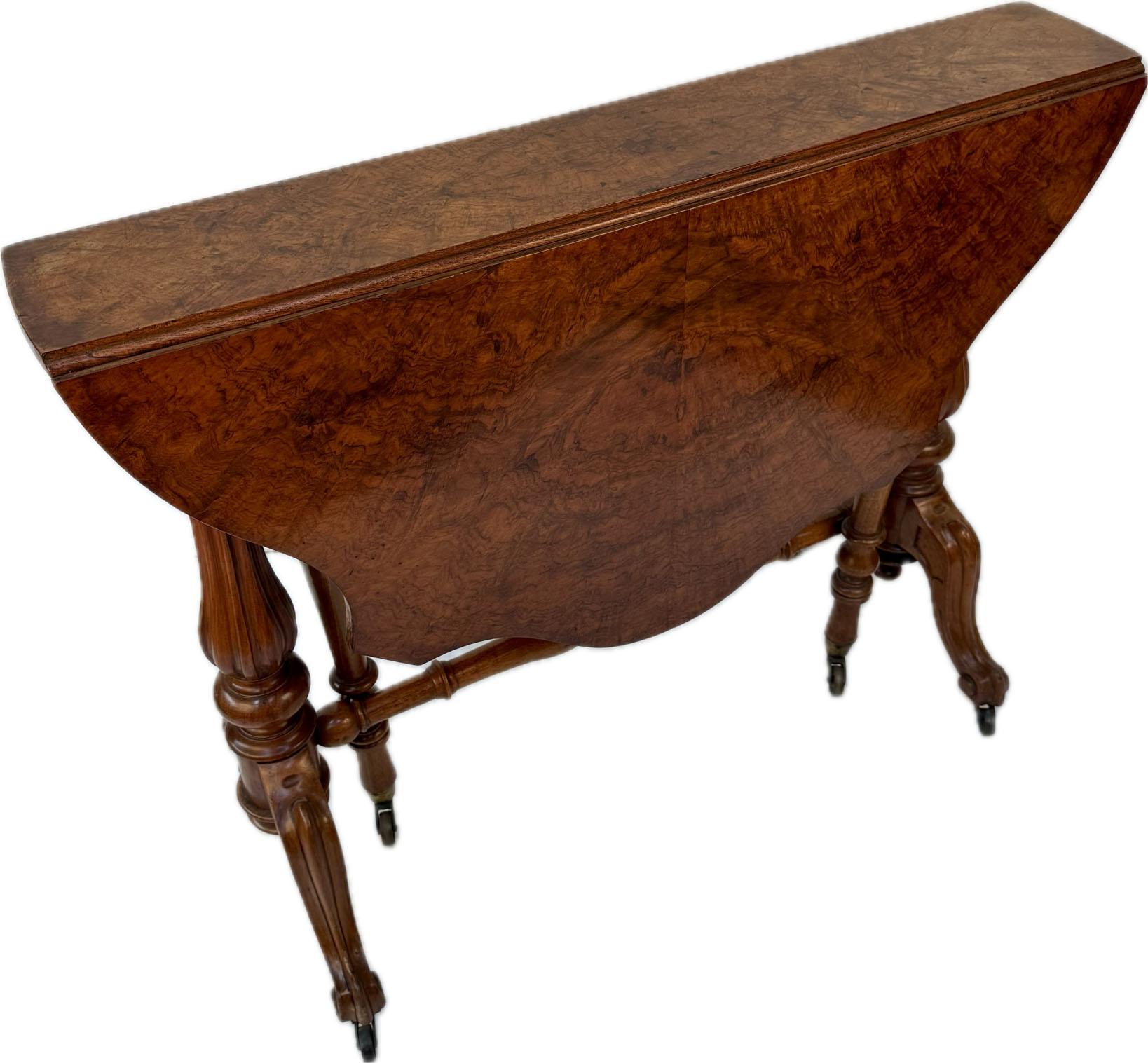 Victorien Table Sutherland victorienne en ronce de noyer en vente