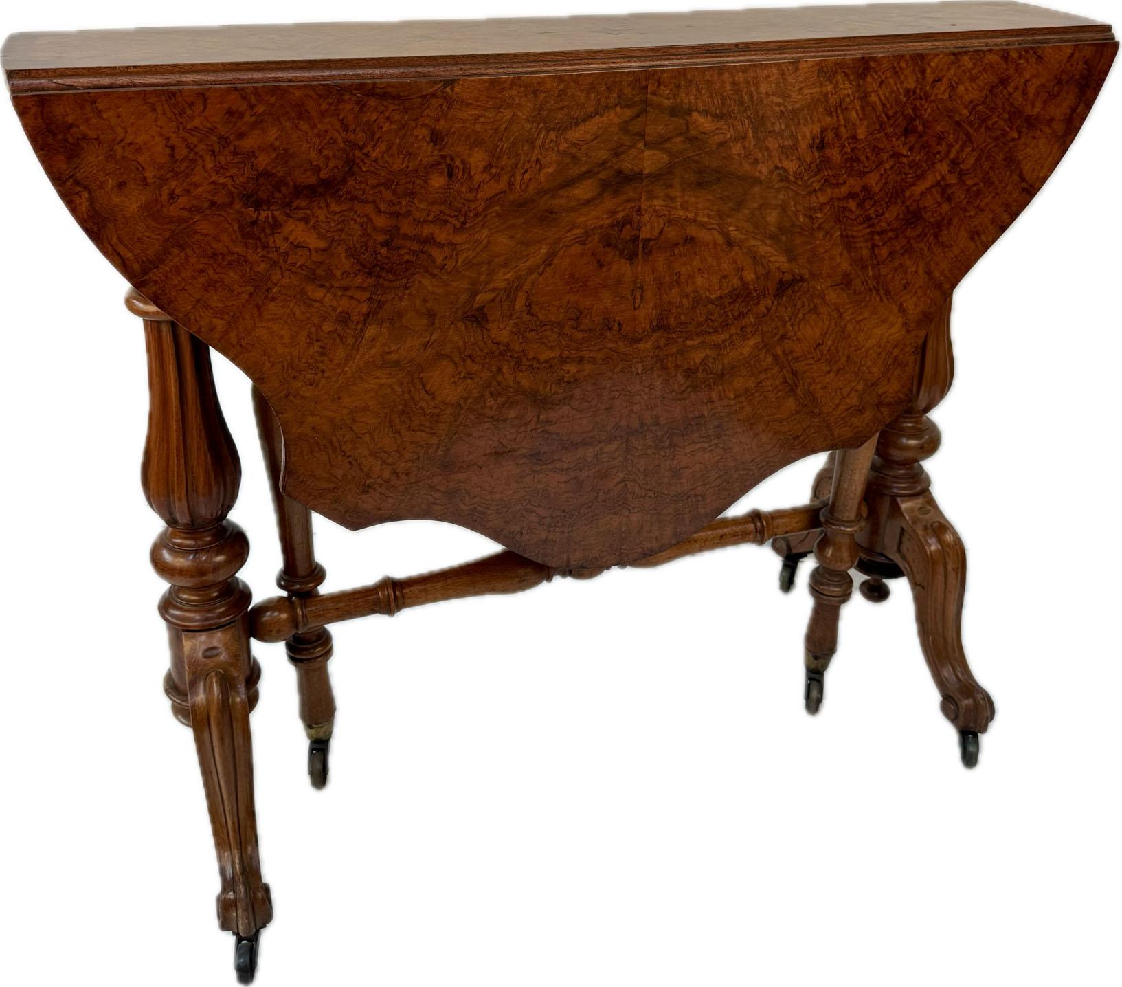 Fait main Table Sutherland victorienne en ronce de noyer en vente