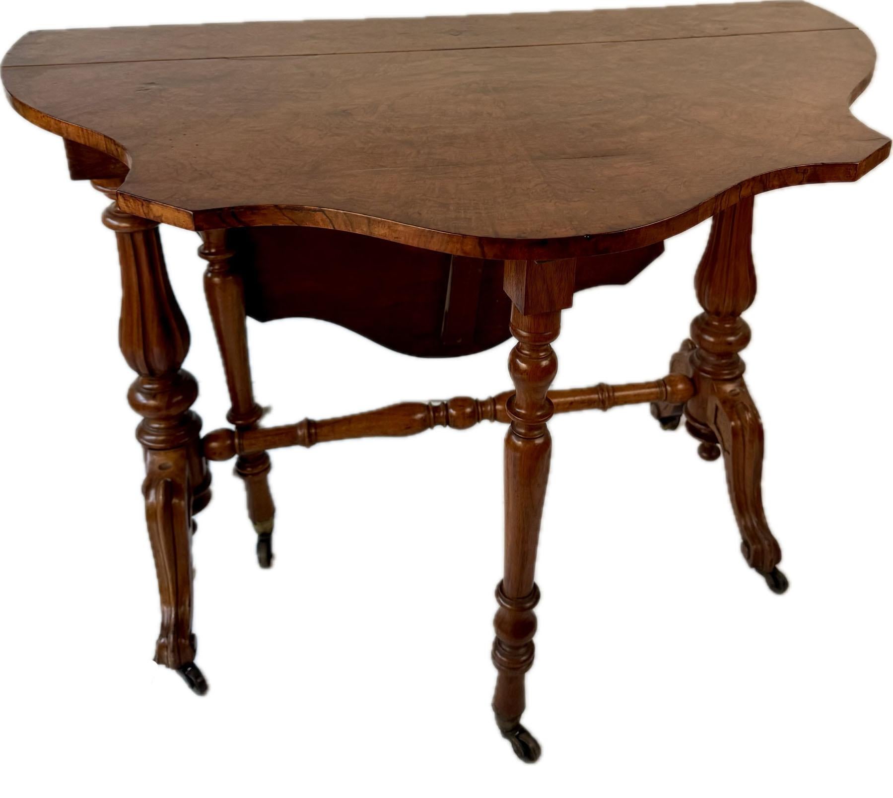 Table Sutherland victorienne en ronce de noyer Bon état - En vente à Montreal, QC